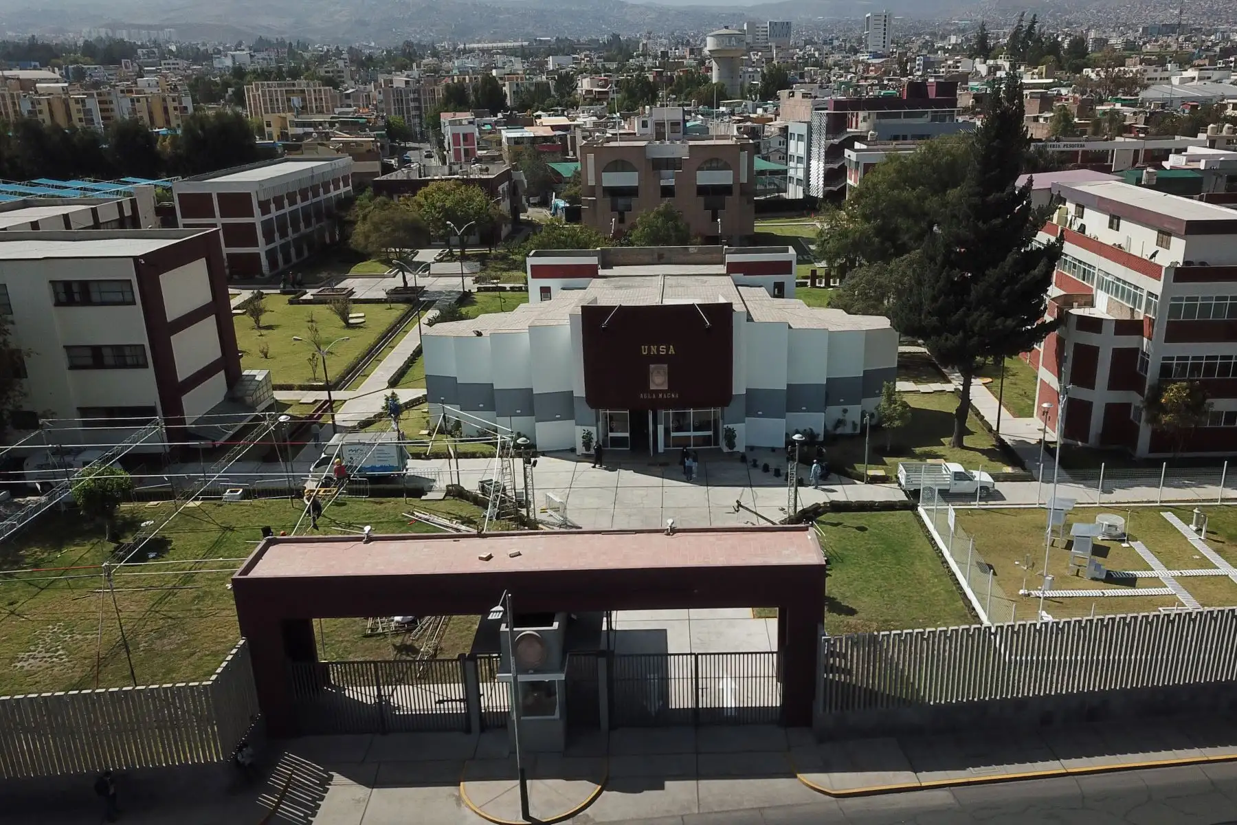 Exteriores del Aula Magna "Simón Bolívar" de la Universidad Nacional de San Agustín, de Arequipa, donde se realizará el debate presidencial organizado por el Jurado Nacional de Elecciones.
Foto: ANDINA/Jhonel Rodríguez Robles