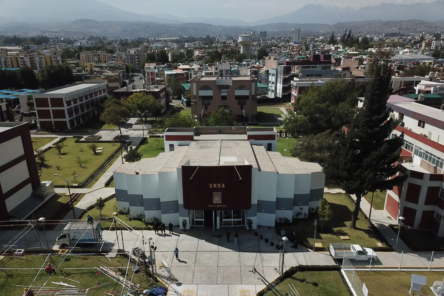 Exteriores del Aula Magna "Simón Bolívar" de la Universidad Nacional de San Agustín, de Arequipa, donde se realizará el debate presidencial organizado por el Jurado Nacional de Elecciones.
Foto: ANDINA/Jhonel Rodríguez Robles