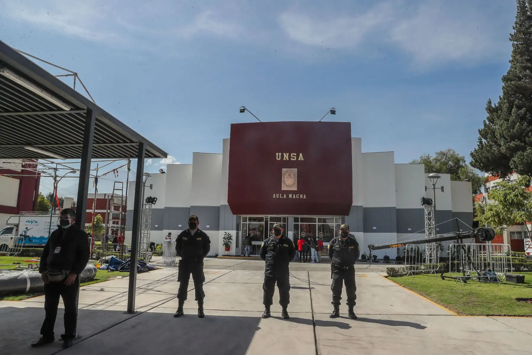 Personal de la Unidad de Desactivación de Explosivos (Udex) y Policía Canina llegaron hasta el aula magna Simón Bolívar para supervisar las instalaciones del recinto que ya está bajo la administración del Jurado Nacional de Elecciones (JNE), organizador del debate presidencial que se realizará mañana domingo en Arequipa. Foto: ANDINA/Andrés Valle.
