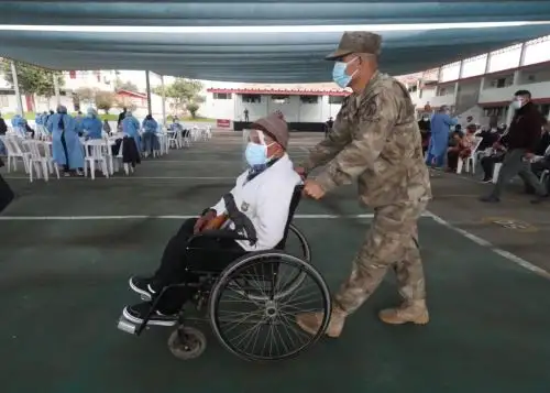 Vacunatorio instalado en la sede de la Marina de Guerra.
