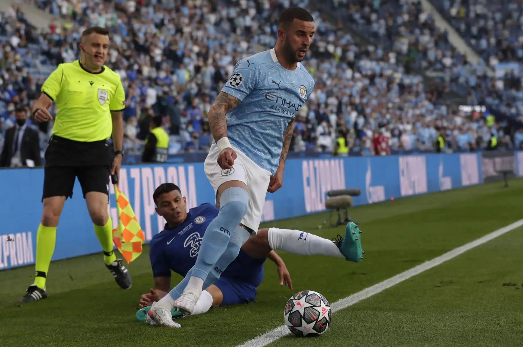 El defensa brasileño del Chelsea Thiago Silva es desafiado por el defensor inglés del Manchester City Kyle Walker durante el partido de fútbol de la final de la UEFA Champions League entre el Manchester City y el Chelsea en el estadio Dragao de Oporto.
Foto: AFP