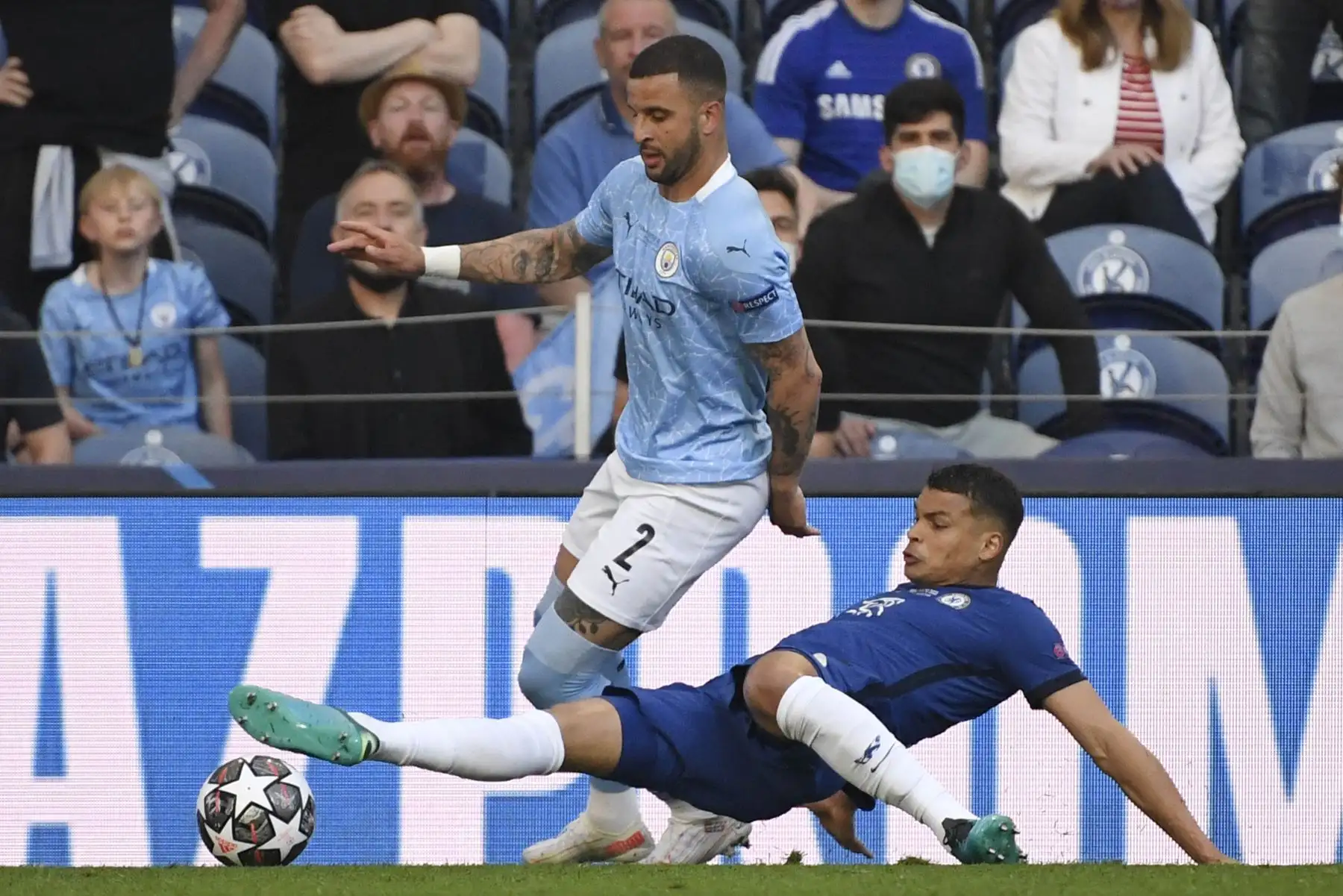 El defensor brasileño del Chelsea Thiago Silva compite por el balón con el defensor inglés del Manchester City Kyle Walker durante el partido de fútbol de la final de la Liga de Campeones de la UEFA entre el Manchester City y el Chelsea en el estadio Dragao de Oporto.
Foto: AFP
