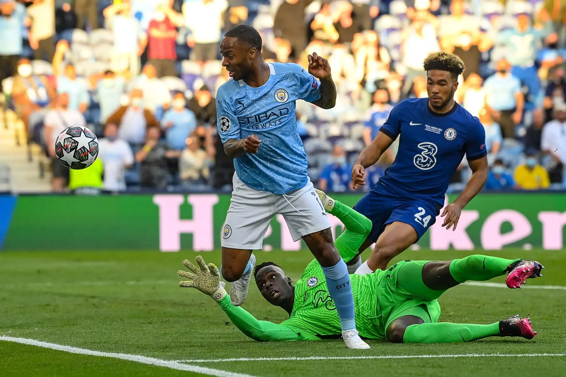 El delantero inglés del Manchester City, Raheem Sterling , lucha por el balón con el portero senegalés del Chelsea Edouard Mendy y el defensor inglés del Chelsea Reece James durante la final de la Liga de Campeones de la UEFA partido de fútbol entre el Manchester City y el Chelsea FC en el estadio Dragao en Porto.
Foto: AFP