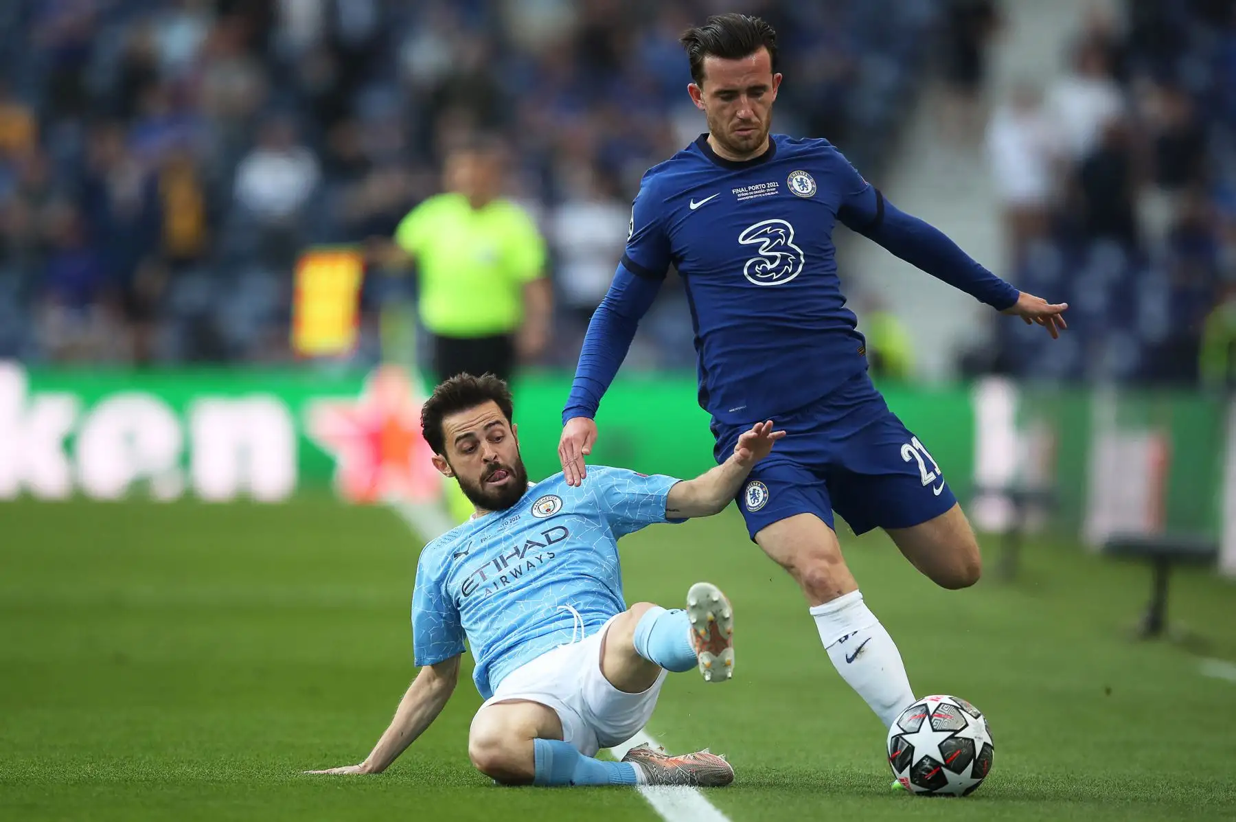 El centrocampista portugués del Manchester City Bernardo Silva pelea por el balón con el defensor inglés del Chelsea Benjamin Chilwell durante el partido de fútbol de la final de la UEFA Champions League entre el Manchester City y el Chelsea FC en el estadio Dragao de Oporto.
Foto: AFP