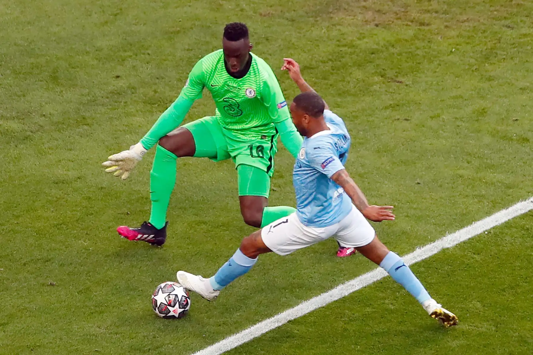 El delantero inglés del Manchester City Raheem Sterling controla el balón por delante del portero senegalés del Chelsea Edouard Mendy durante el partido de fútbol de la final de la UEFA Champions League entre el Manchester City y el Chelsea en el estadio Dragao de Oporto.
Foto: AFP