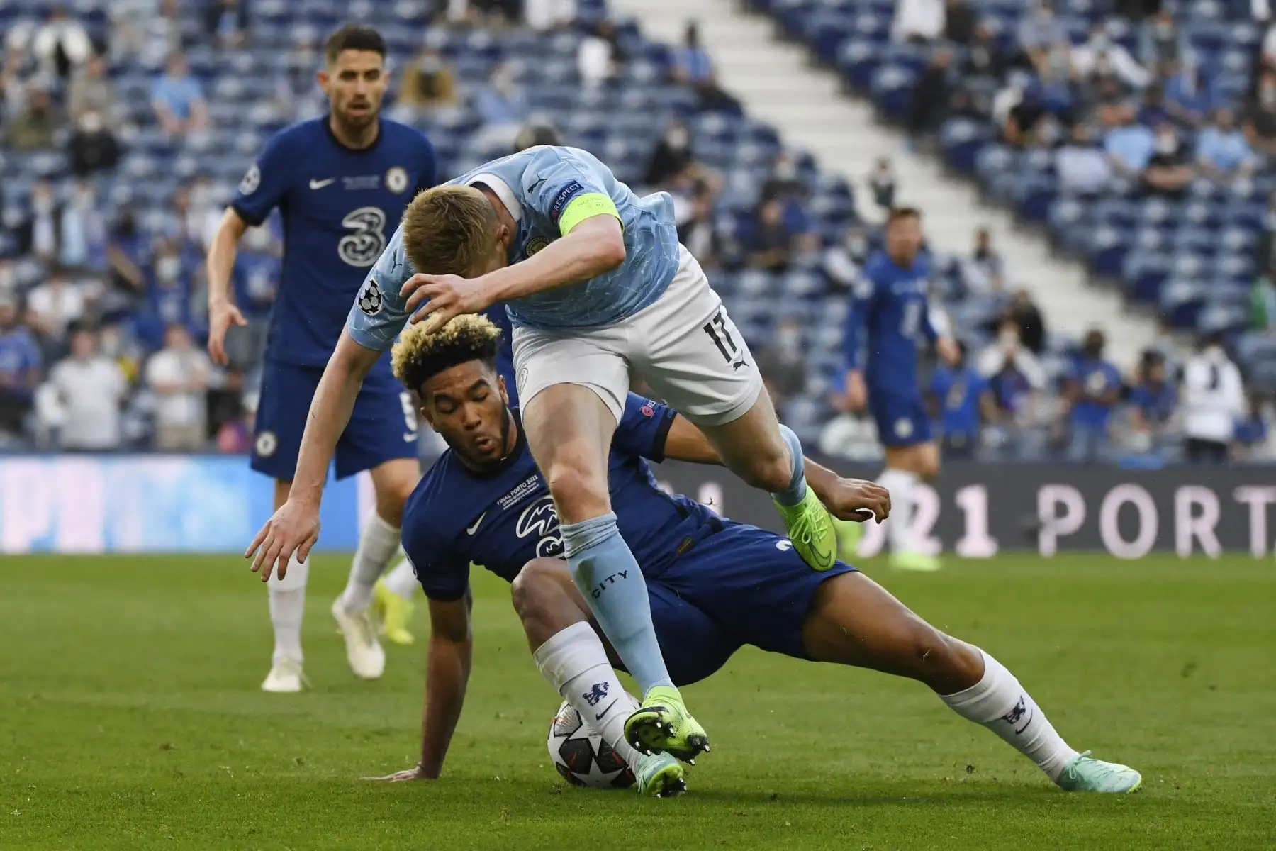 El centrocampista belga del Manchester City Kevin De Bruyne es abordado por el defensor inglés del Chelsea Reece James durante el partido de fútbol de la final de la UEFA Champions League entre el Manchester City y el Chelsea en el estadio Dragao de Oporto.
Foto: AFP