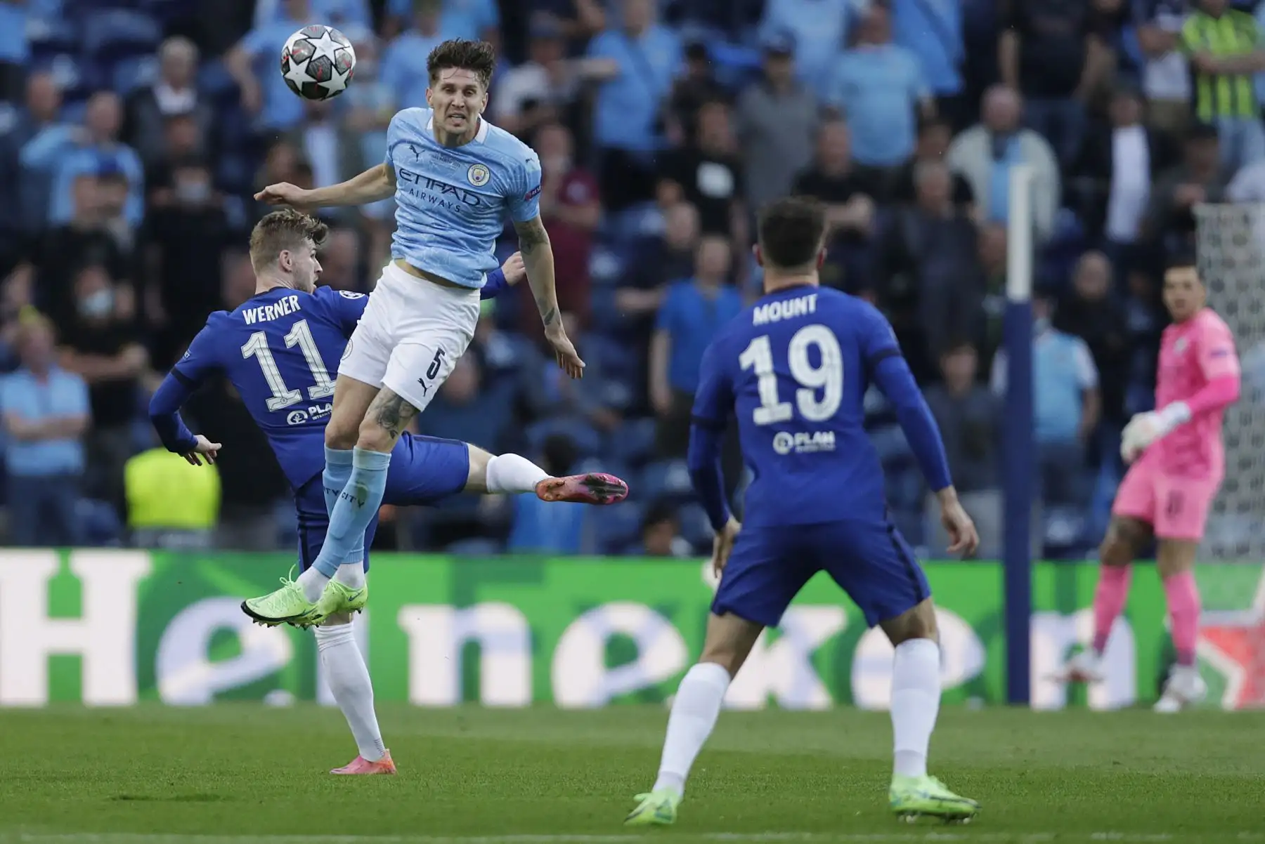 El defensor inglés del Manchester City John Stones  cabecea el balón durante el partido de fútbol de la final de la UEFA Champions League entre el Manchester City y el Chelsea en el estadio Dragao de Oporto.
Foto:AFP