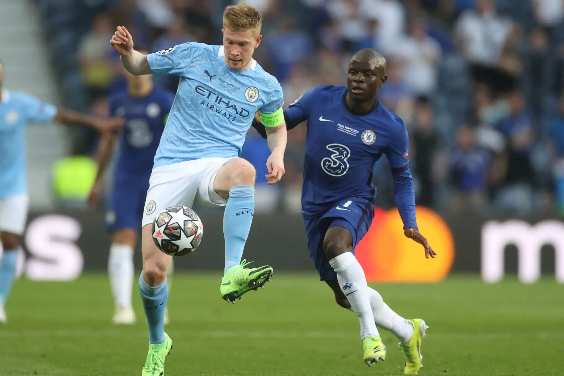 El centrocampista belga del Manchester City Kevin De Bruyne patea el balón mientras el mediocampista francés del Chelsea N