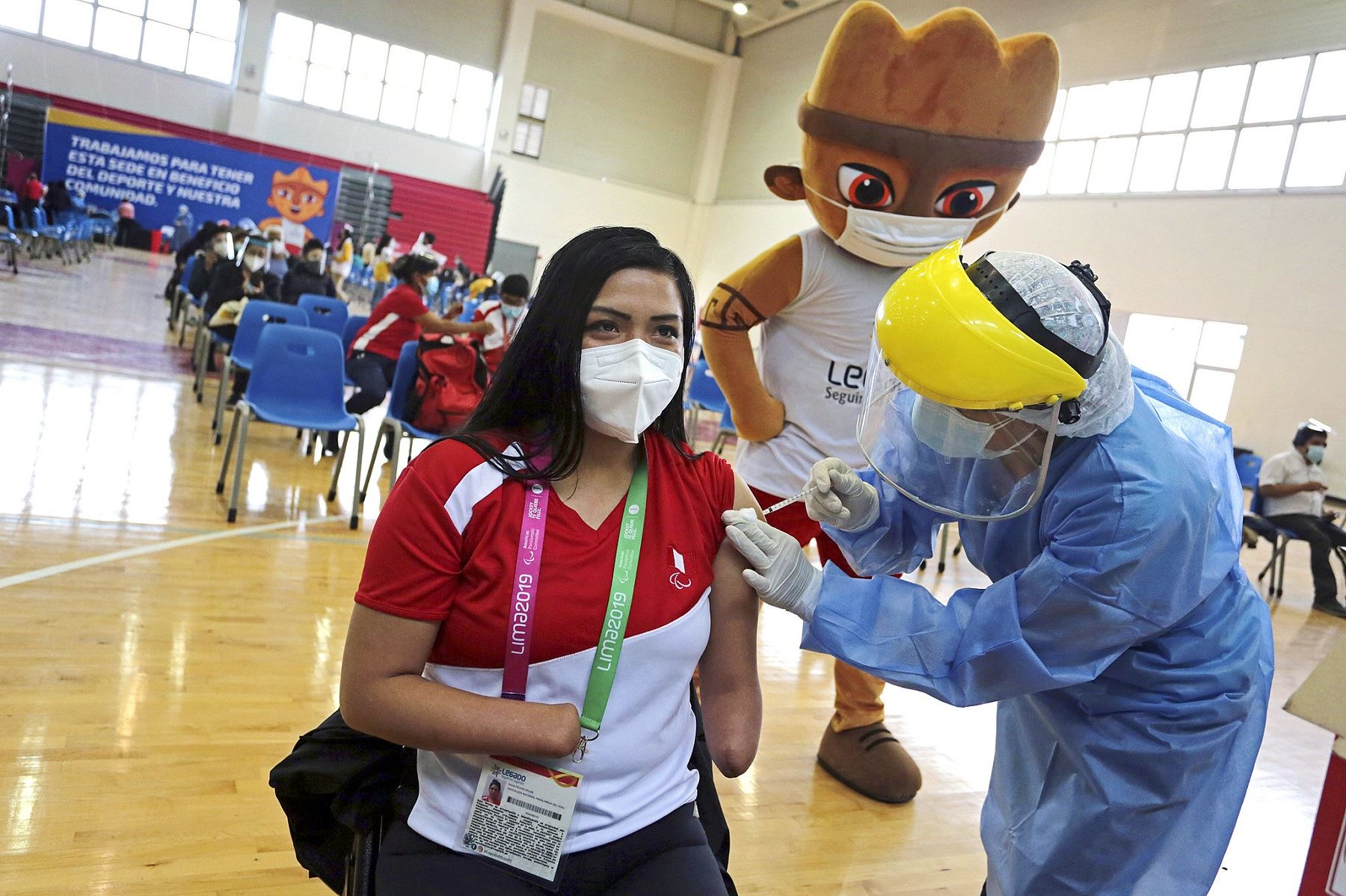 Para atletas olímpicos se vacunan contra la covid-19 en La Videna . Foto: Difusión