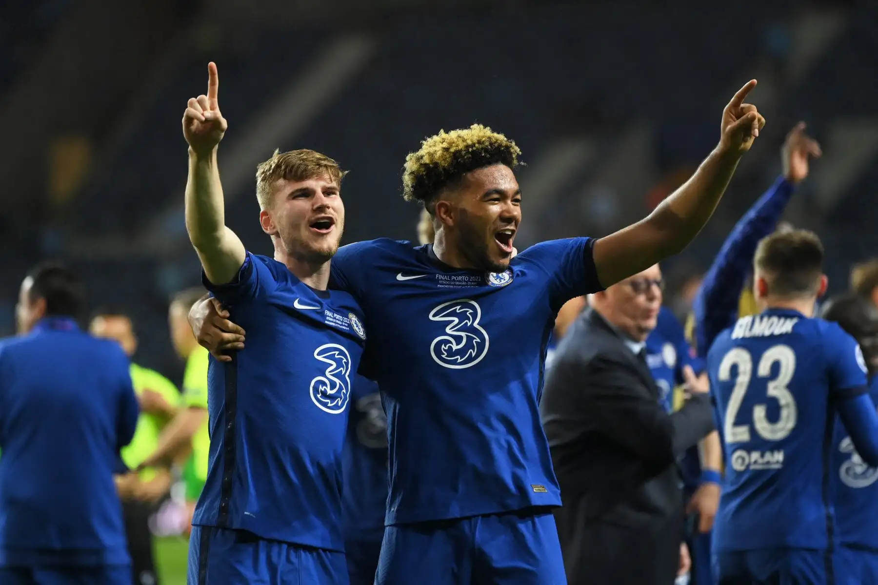 El delantero alemán del Chelsea Timo Werner (izq.) Y el defensa inglés del Chelsea Reece James celebran tras ganar la final de la UEFA Champions League entre el Manchester City y el Chelsea FC en el estadio Dragao de Oporto, Portugal. Foto: AFP