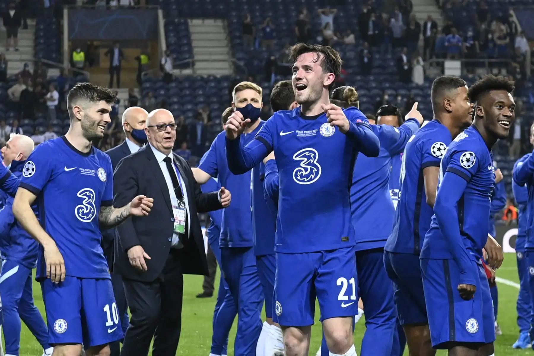 El defensa inglés del Chelsea, Benjamin Chilwell (C), celebra su victoria en la final de la UEFA Champions League entre el Manchester City y el Chelsea en el estadio Dragao de Oporto, Portugal. Foto: AFP