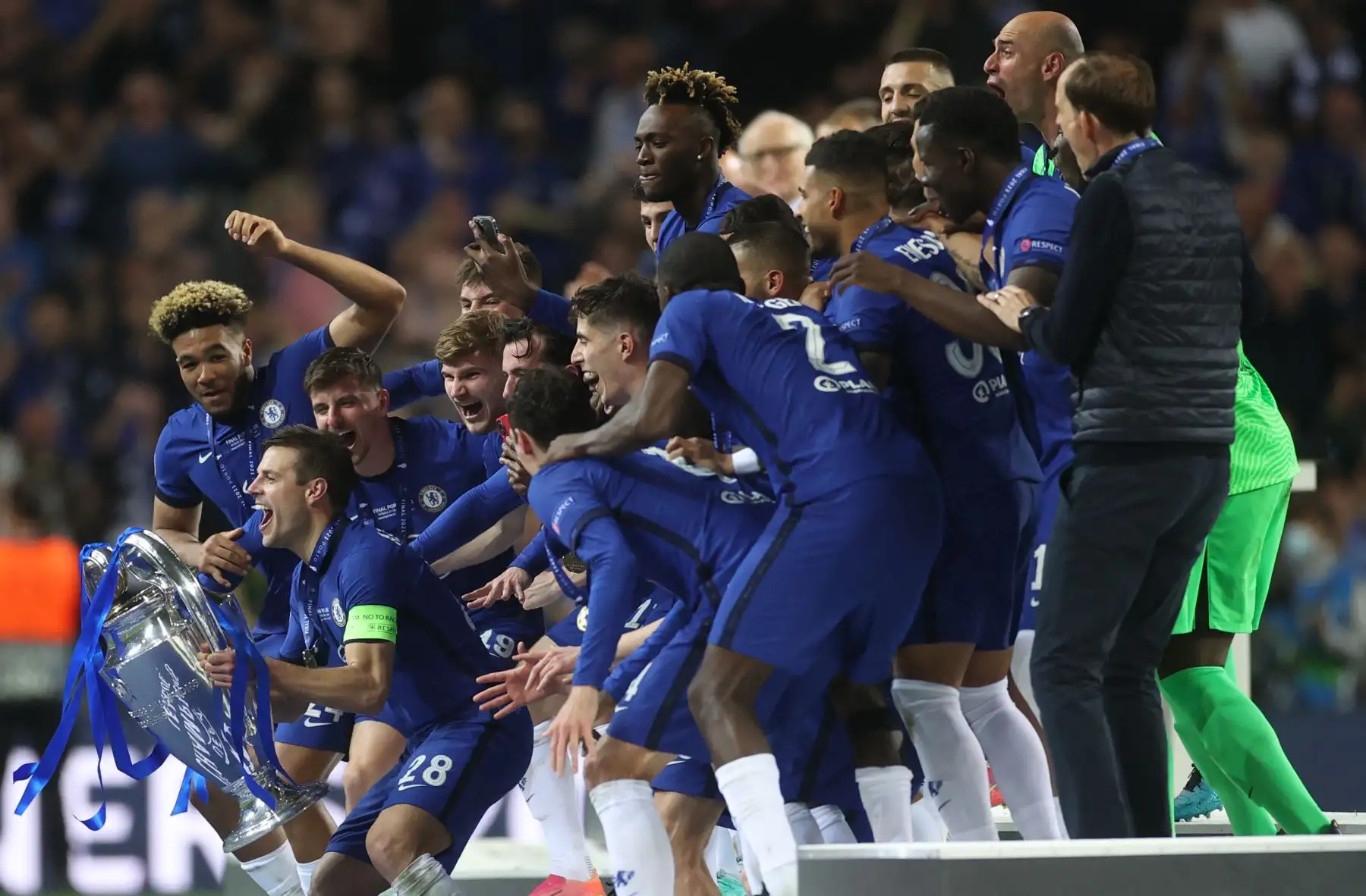 El defensor y capitán español del Chelsea, César Azpilicueta (2o por la izquierda), sostiene el trofeo de la Liga de Campeones después de ganar la final de la Liga de Campeones de la UEFA entre el Manchester City y el Chelsea en el estadio Dragao de Oporto, Portugal. Foto: AFP