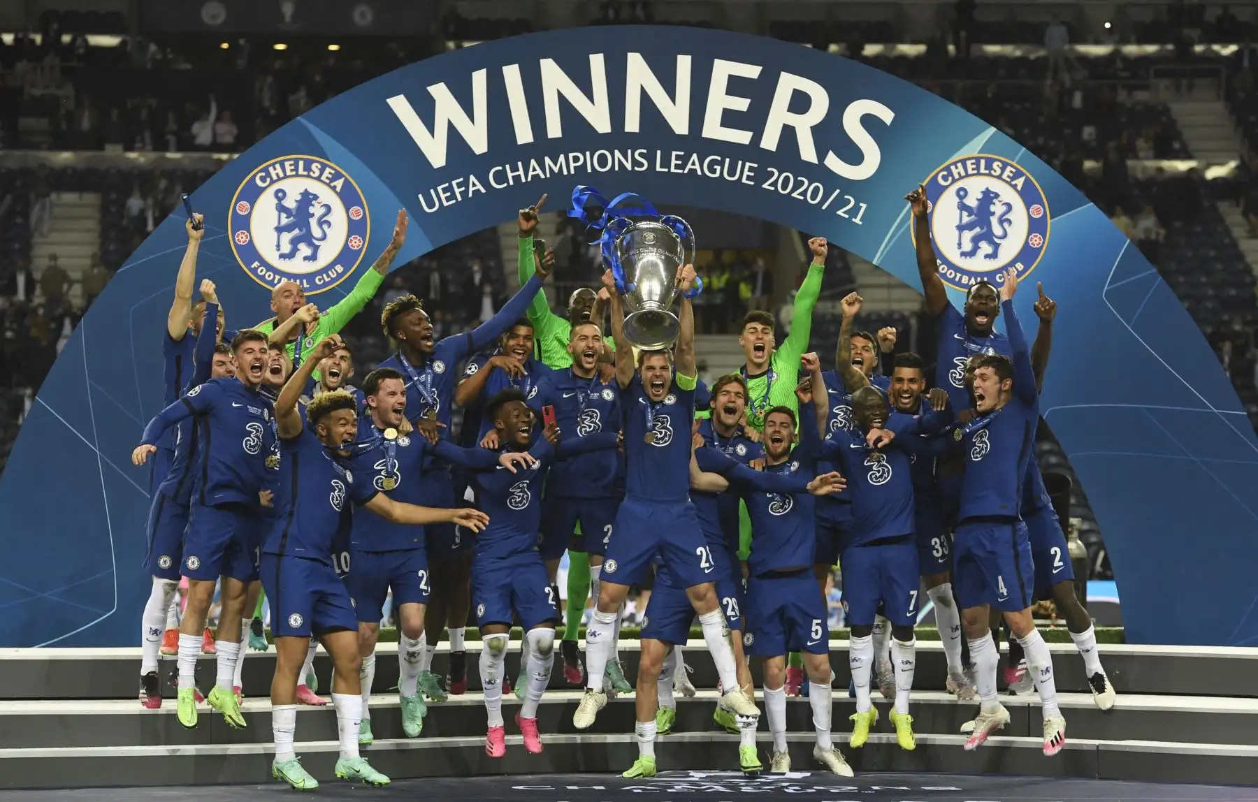 El defensa español del Chelsea, César Azpilicueta (C), celebra con el trofeo tras ganar la final de la UEFA Champions League en el estadio Dragao de Oporto, Portigal. Foto: AFP