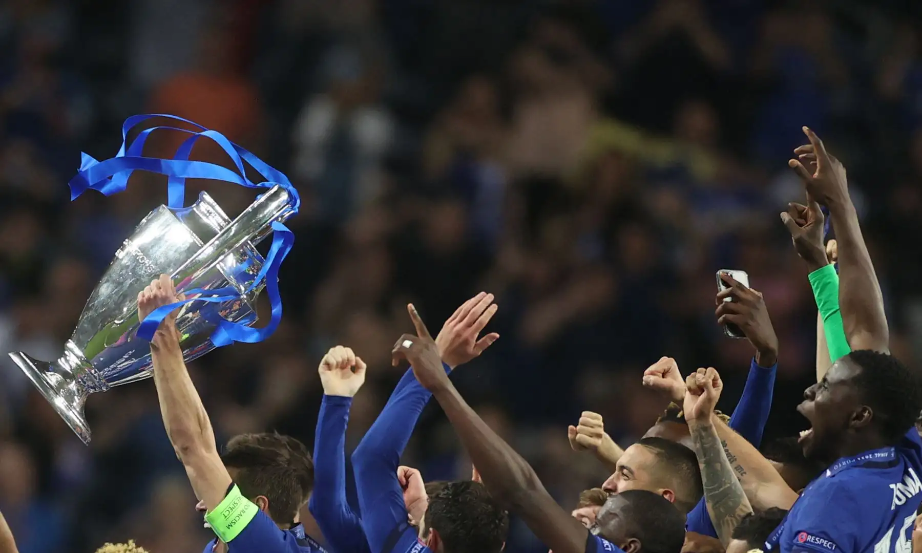 El capitán y defensor español del Chelsea, César Azpilicueta (izq.), Sostiene el trofeo de la Liga de Campeones después de ganar la final de la Liga de Campeones de la UEFA entre el Manchester City y el Chelsea en el estadio Dragao de Oporto, Portugal. Foto: AFP