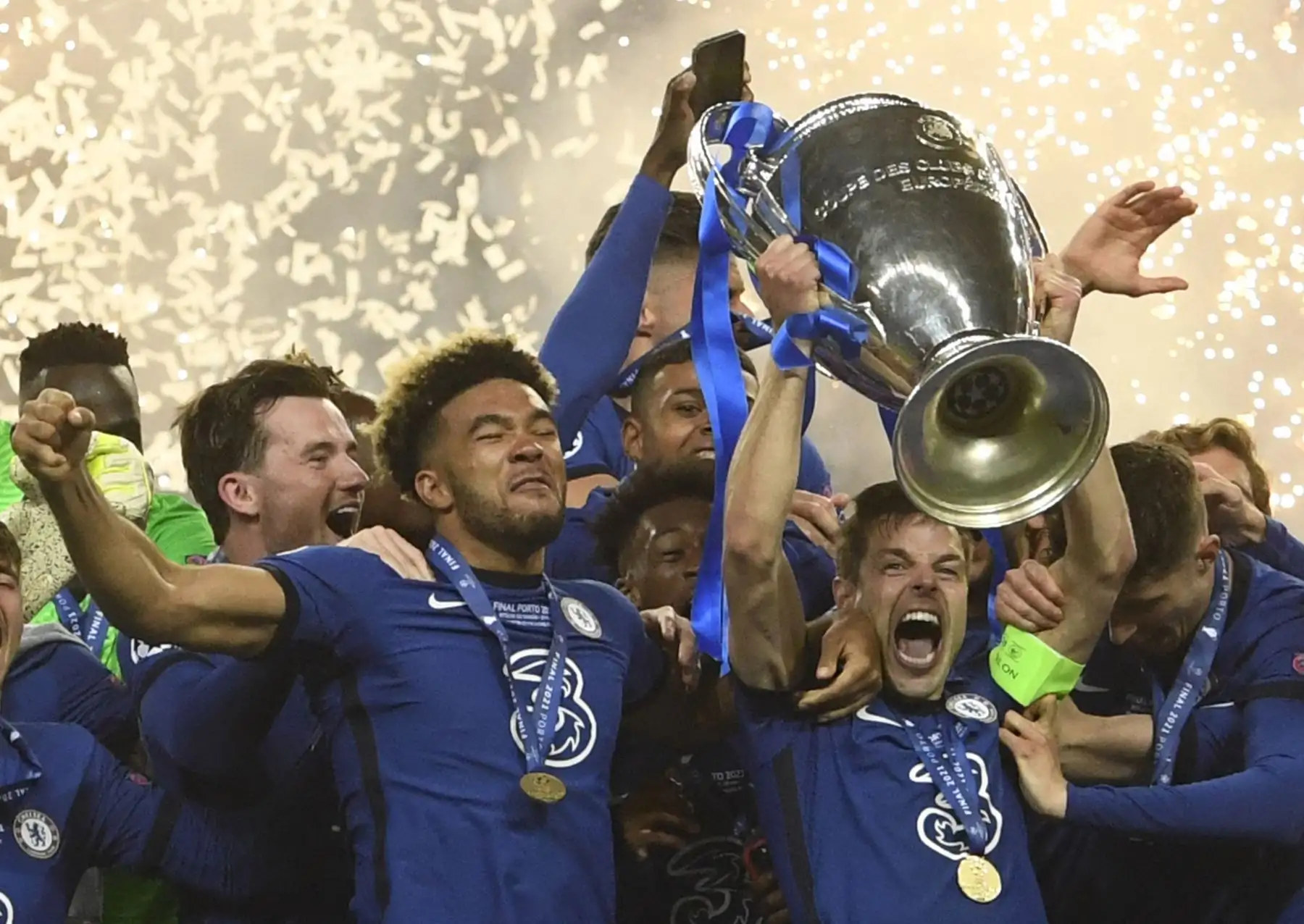 El defensa español del Chelsea, César Azpilicueta (der.), Celebra con el trofeo tras ganar la final de la UEFA Champions League en el estadio Dragao de Oporto, Portugal. Foto: AFP