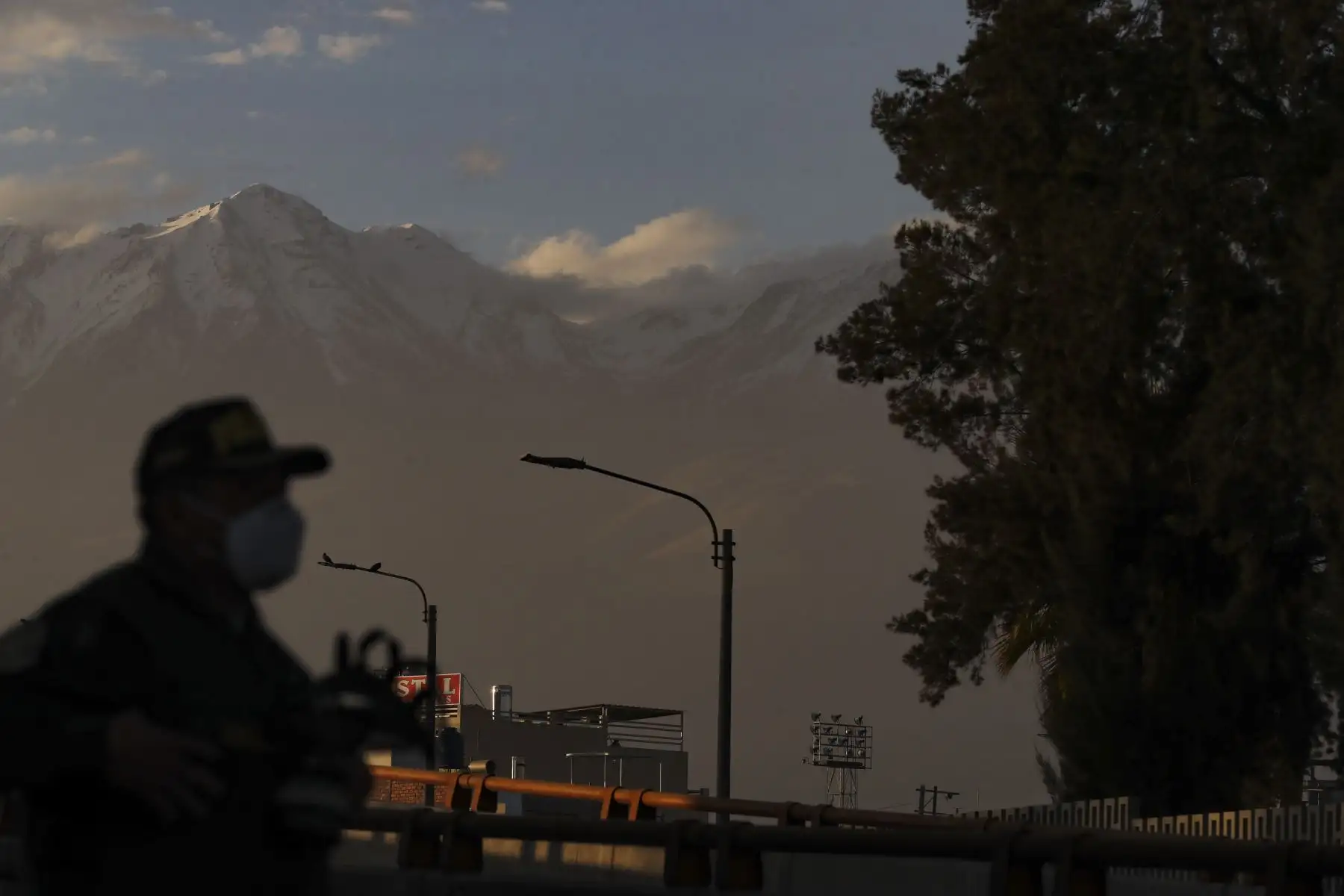 AREQUIPA, PERÚ - MAYO 30. Exteriores de la Universidad Nacional San Agustín de Arequipa y medidas de seguridad,  donde se realizará el debate presidencial  entre los candidatos Pedro Castillo y Keiko Fujimori con miras a la segunda vuelta, organizado por el Jurado Nacional de Elecciones. Foto: ANDINA/Andrés Valle