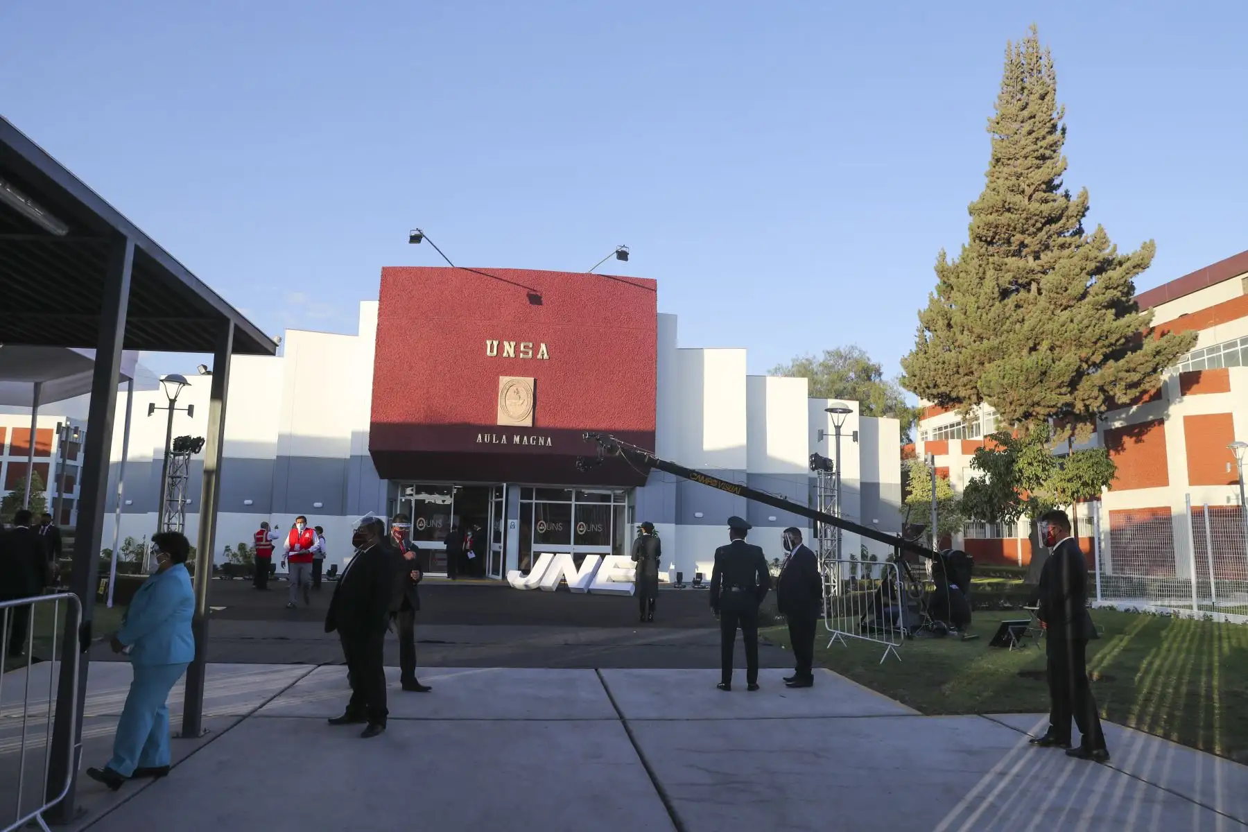 AREQUIPA, PERÚ - MAYO 30. Exteriores de la Universidad Nacional San Agustín de Arequipa y medidas de seguridad,  donde se realizará el debate presidencial  entre los candidatos Pedro Castillo y Keiko Fujimori con miras a la segunda vuelta, organizado por el Jurado Nacional de Elecciones. Foto: ANDINA/Andrés Valle