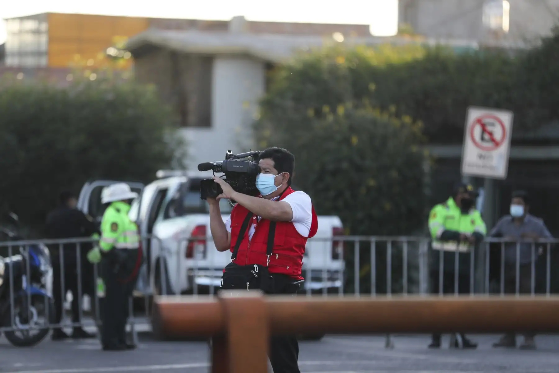 AREQUIPA, PERÚ - MAYO 30. Exteriores de la Universidad Nacional San Agustín de Arequipa y medidas de seguridad,  donde se realizará el debate presidencial  entre los candidatos Pedro Castillo y Keiko Fujimori con miras a la segunda vuelta, organizado por el Jurado Nacional de Elecciones. Foto: ANDINA/Andrés Valle
