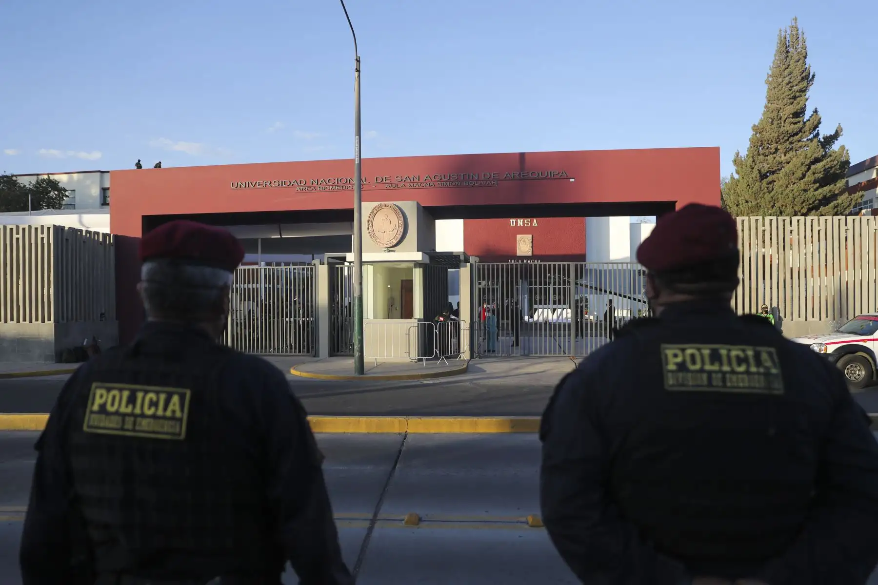 AREQUIPA, PERÚ - MAYO 30. Exteriores de la Universidad Nacional San Agustín de Arequipa y medidas de seguridad,  donde se realizará el debate presidencial  entre los candidatos Pedro Castillo y Keiko Fujimori con miras a la segunda vuelta, organizado por el Jurado Nacional de Elecciones. Foto: ANDINA/Andrés Valle