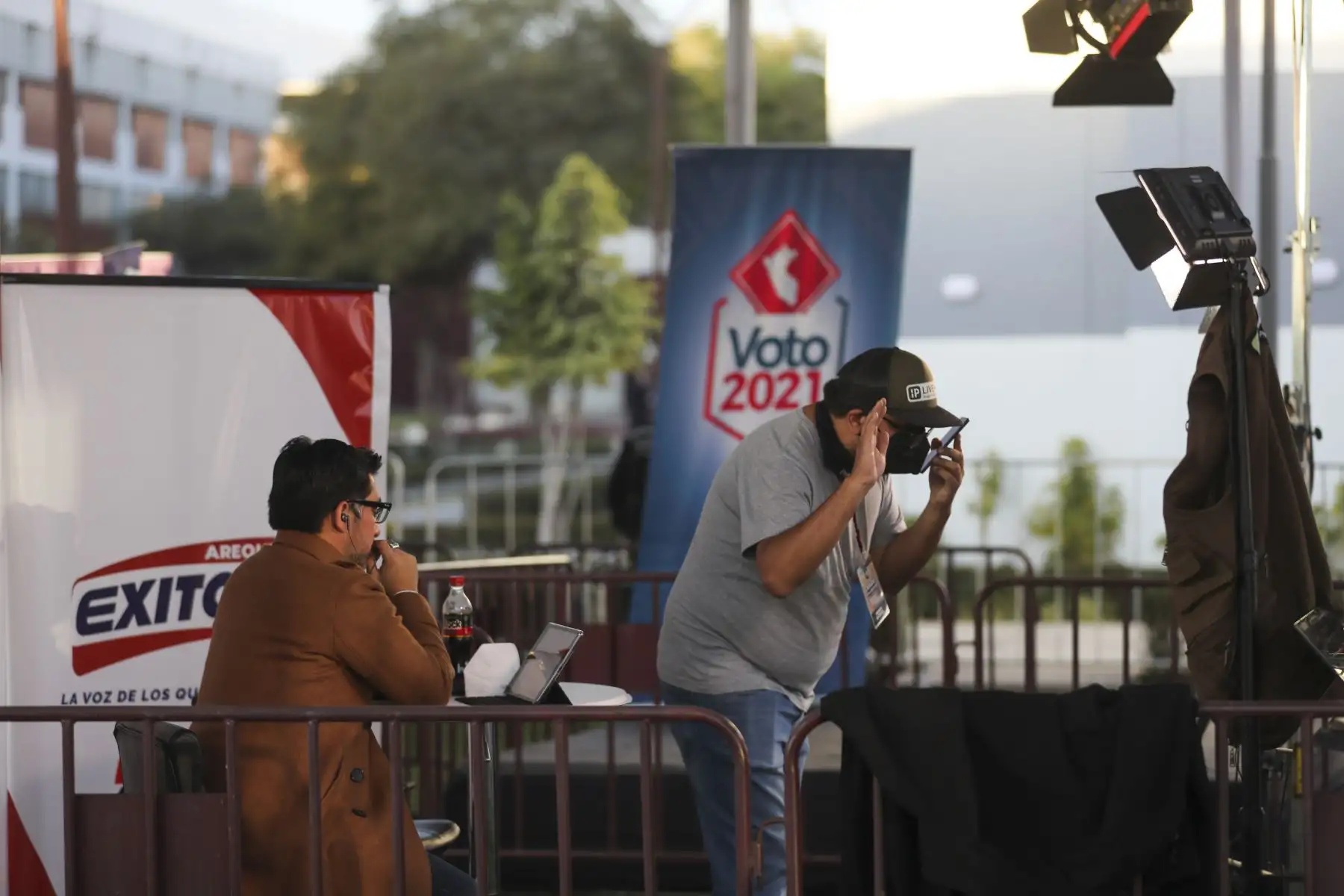 AREQUIPA, PERÚ - MAYO 30. Exteriores de la Universidad Nacional San Agustín de Arequipa y medidas de seguridad,  donde se realizará el debate presidencial  entre los candidatos Pedro Castillo y Keiko Fujimori con miras a la segunda vuelta, organizado por el Jurado Nacional de Elecciones. Foto: ANDINA/Andrés Valle
