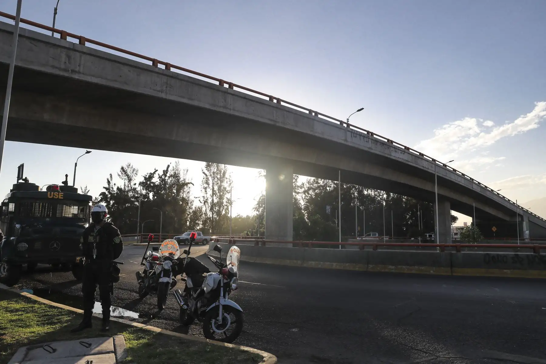 AREQUIPA, PERÚ - MAYO 30. Exteriores de la Universidad Nacional San Agustín de Arequipa y medidas de seguridad,  donde se realizará el debate presidencial  entre los candidatos Pedro Castillo y Keiko Fujimori con miras a la segunda vuelta, organizado por el Jurado Nacional de Elecciones. Foto: ANDINA/Andrés Valle