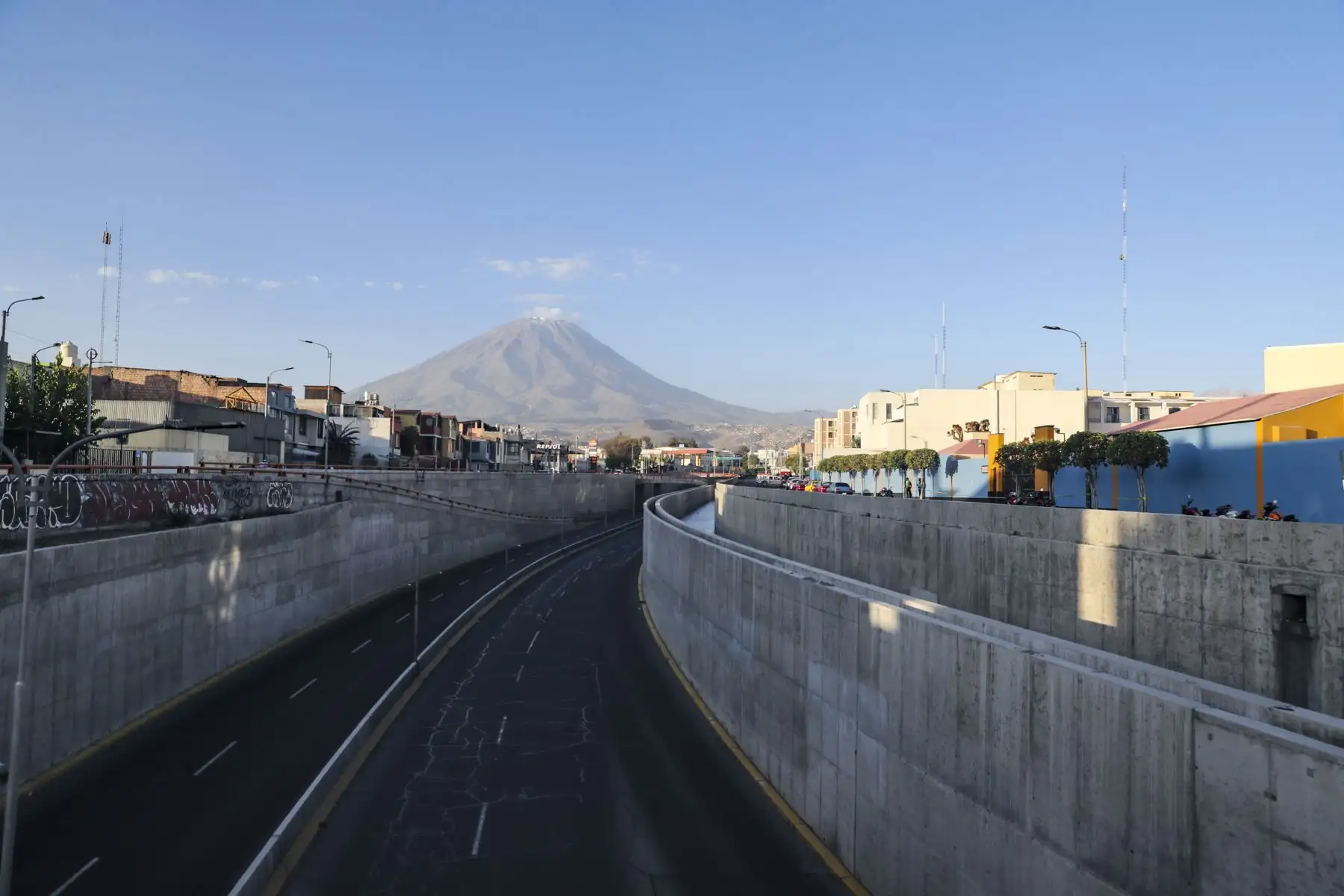 AREQUIPA, PERÚ - MAYO 30. Exteriores de la Universidad Nacional San Agustín de Arequipa y medidas de seguridad,  donde se realizará el debate presidencial  entre los candidatos Pedro Castillo y Keiko Fujimori con miras a la segunda vuelta, organizado por el Jurado Nacional de Elecciones. Foto: ANDINA/Andrés Valle