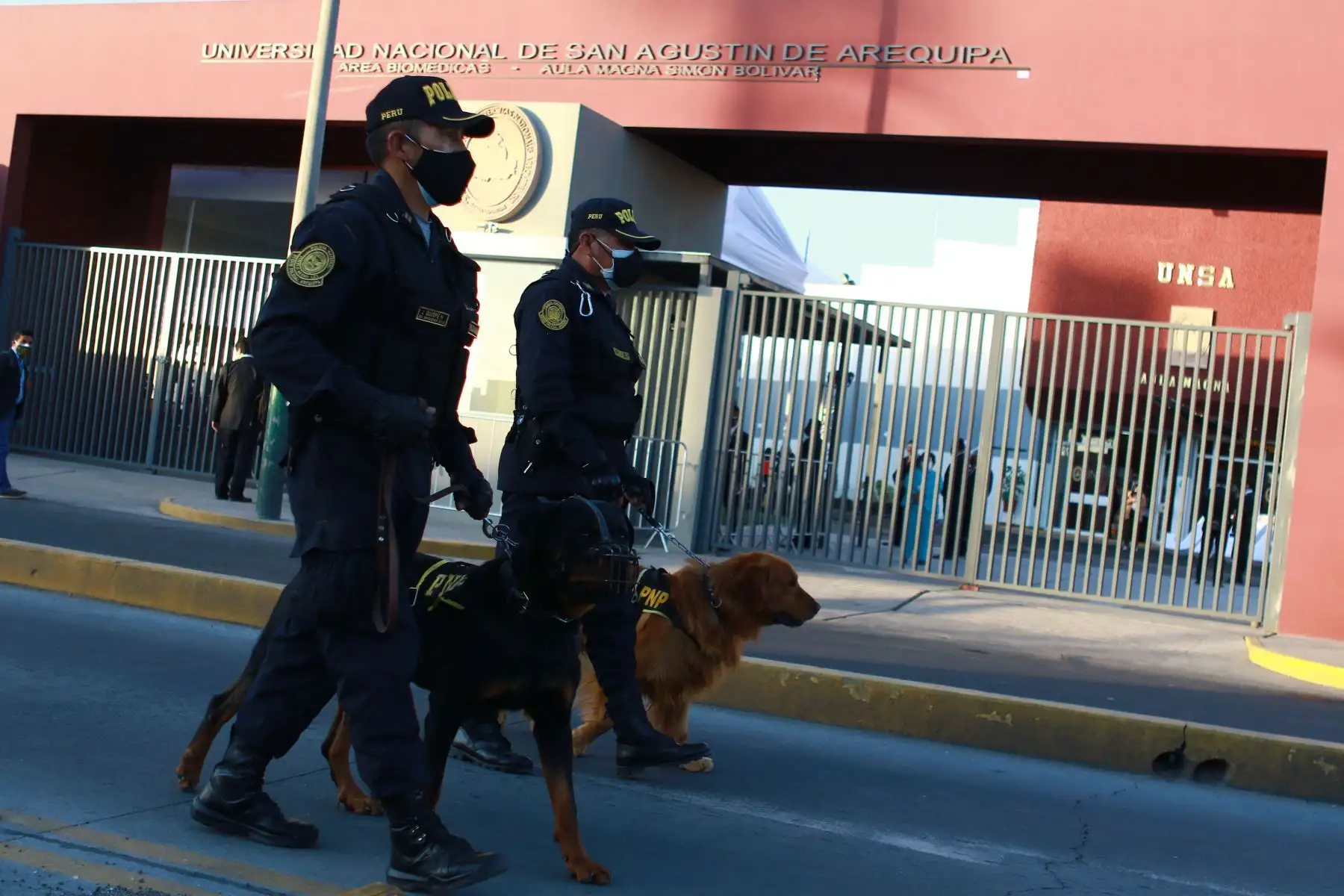 AREQUIPA, PERÚ - MAYO 30. Exteriores de la Universidad Nacional San Agustín de Arequipa y medidas de seguridad,  donde se realizará el debate presidencial  entre los candidatos Pedro Castillo y Keiko Fujimori con miras a la segunda vuelta, organizado por el Jurado Nacional de Elecciones.
Foto: ANDINA/Jhonel Rodríguez Robles