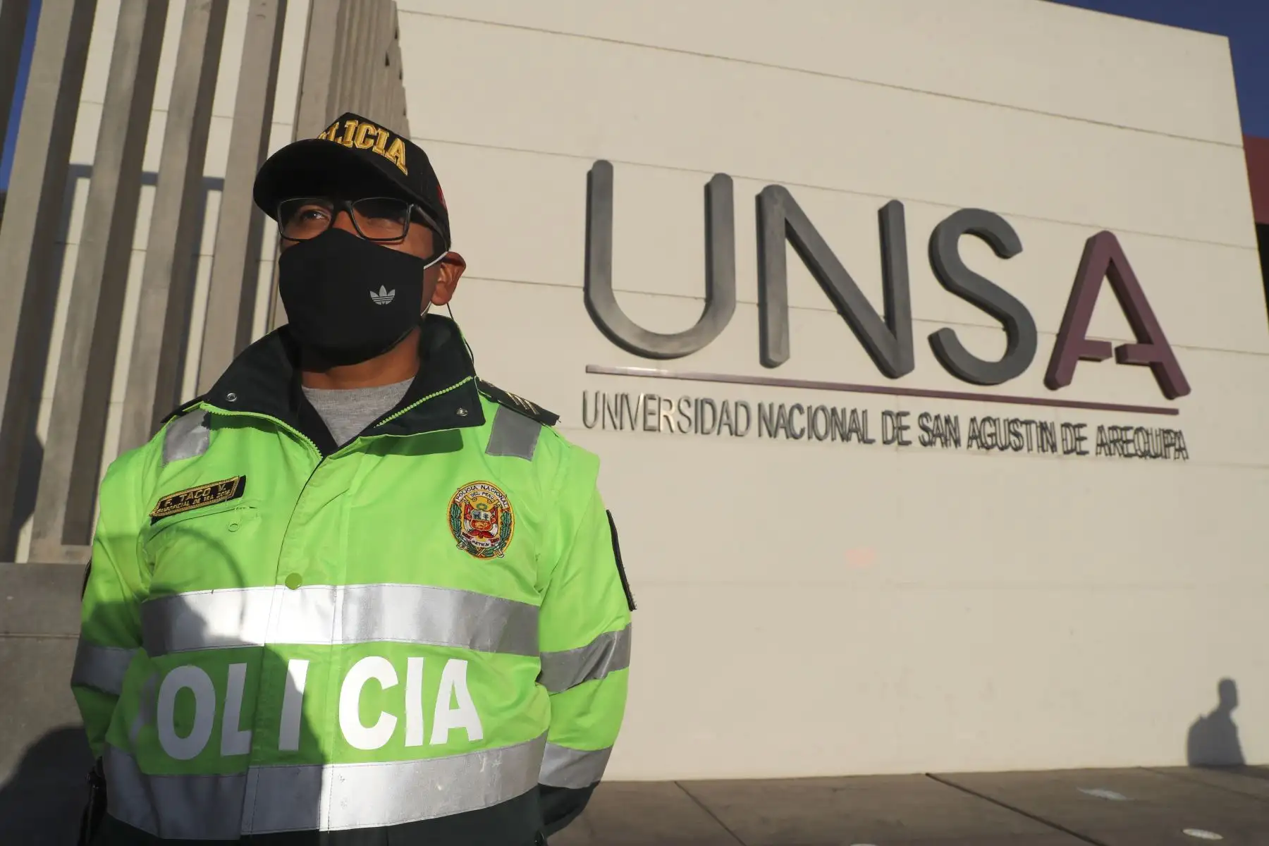 AREQUIPA, PERÚ - MAYO 30. Exteriores de la Universidad Nacional San Agustín de Arequipa y medidas de seguridad,  donde se realizará el debate presidencial  entre los candidatos Pedro Castillo y Keiko Fujimori con miras a la segunda vuelta, organizado por el Jurado Nacional de Elecciones. Foto: ANDINA/Andrés Valle