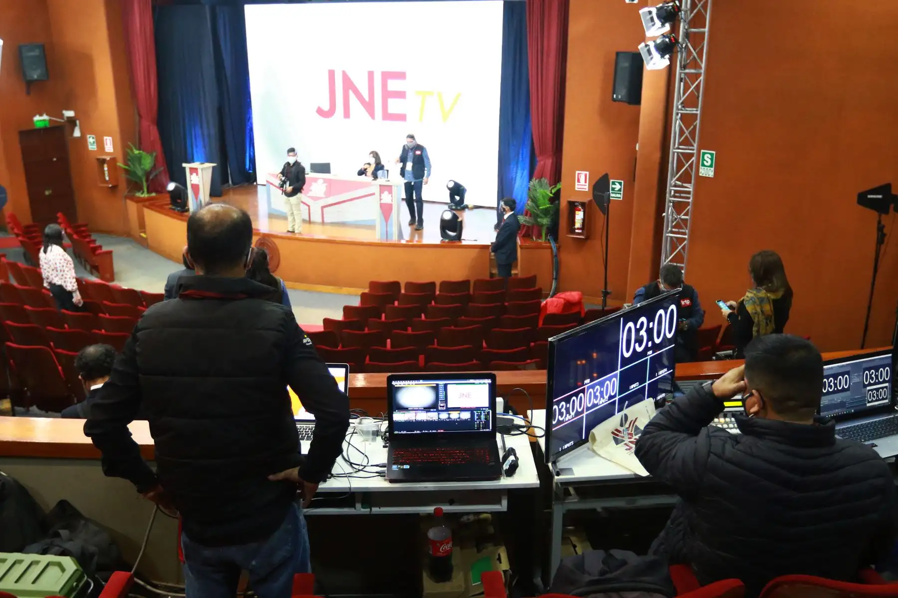 AREQUIPA, PERÚ - MAYO 30. Interiores del Aula Magna “ Simón Bolívar “ de la Universidad Nacional de San Agustín,  donde se realizará el debate presidencial  entre los candidatos Pedro Castillo y Keiko Fujimori con miras a la segunda vuelta, organizado por el Jurado Nacional de Elecciones. 
Foto: ANDINA/Jhonel Rodríguez Robles