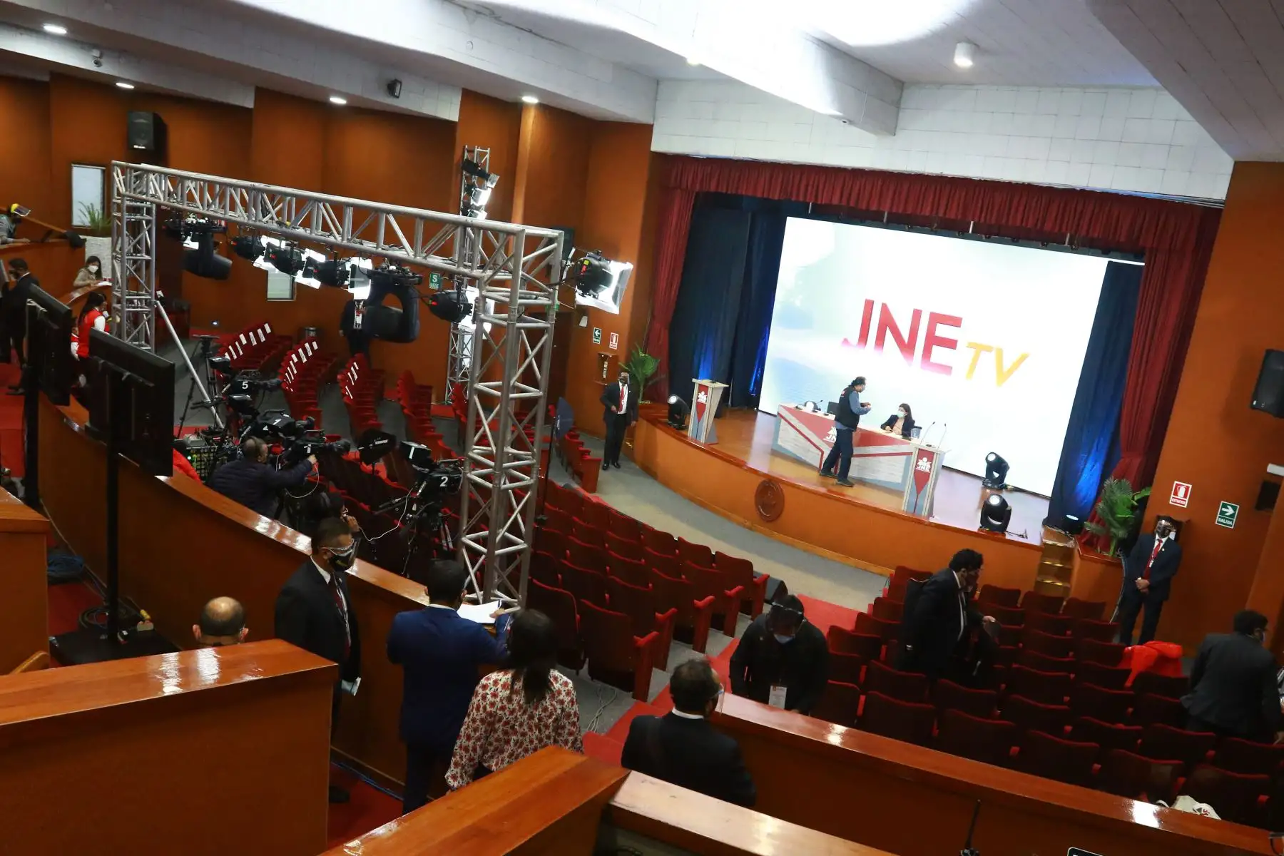 AREQUIPA, PERÚ - MAYO 30. Interiores del Aula Magna “ Simón Bolívar “ de la Universidad Nacional de San Agustín,  donde se realizará el debate presidencial  entre los candidatos Pedro Castillo y Keiko Fujimori con miras a la segunda vuelta, organizado por el Jurado Nacional de Elecciones. 
Foto: ANDINA/Jhonel Rodríguez Robles