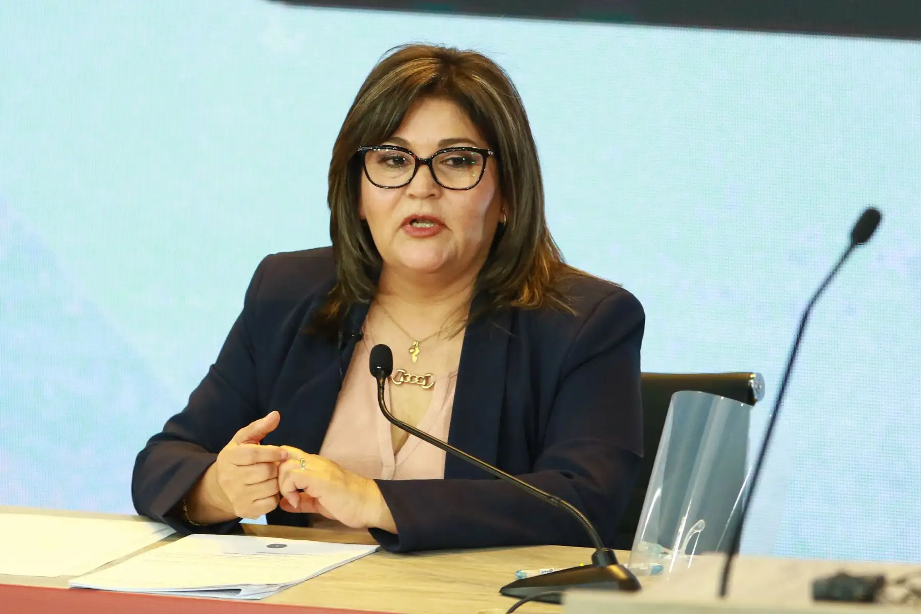 AREQUIPA,PERÚ - MAYO 30. Periodista Doris Cornejo, presentadora del debate presidencial. Interiores del Aula Magna “ Simón Bolívar “ de la Universidad Nacional de San Agustín,  donde se realizará el debate presidencial  entre los candidatos Pedro Castillo y Keiko Fujimori con miras a la segunda vuelta, organizado por el Jurado Nacional de Elecciones. 
Foto: ANDINA/Jhonel Rodríguez Robles