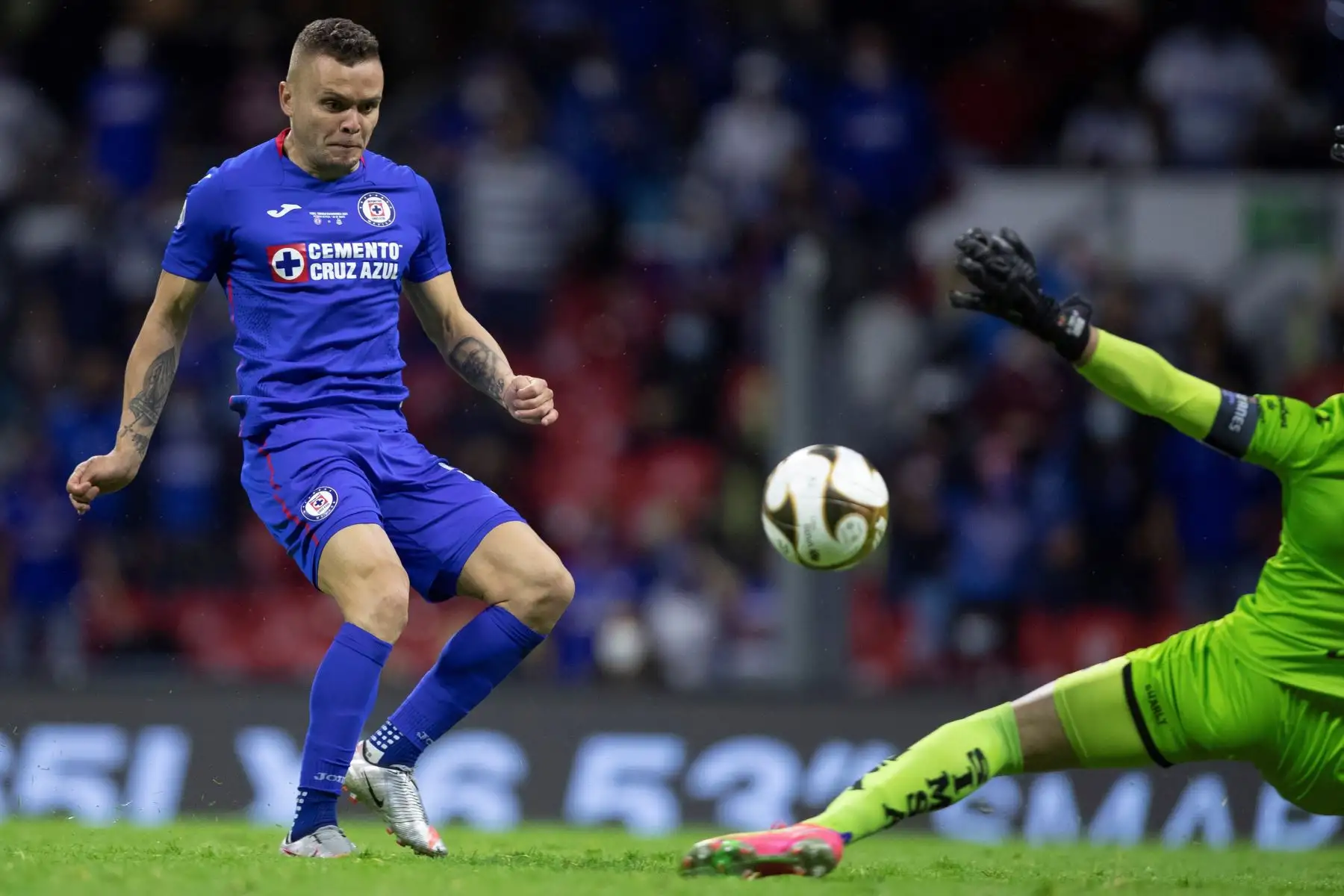 El jugador Jonathan Rodríguez de Cruz Azul anota un gol ante Santos, durante el juego de vuelta de la final del torneo Clausura 2021 del fútbol mexicano en el estadio Azteca, en Ciudad de México.
Foto: EFE