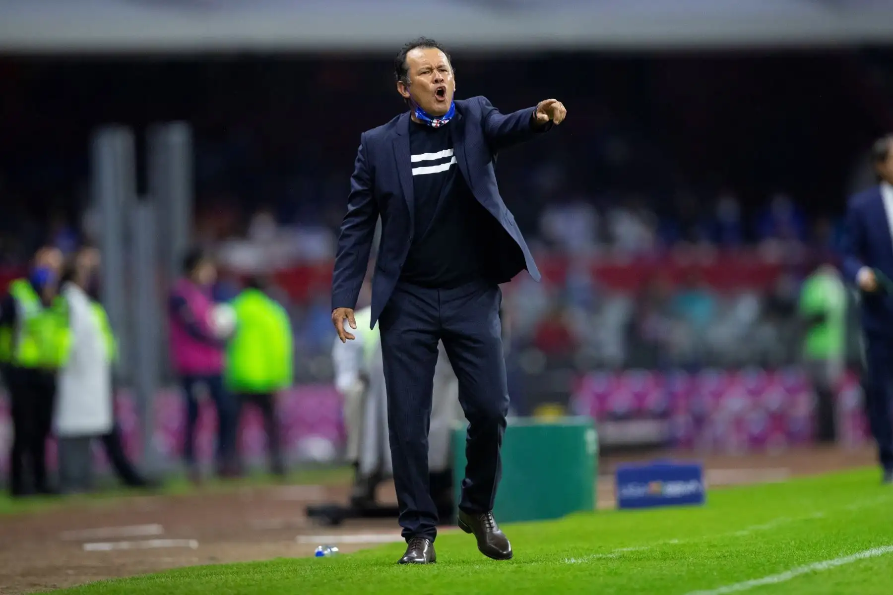 Juan Reynoso entrenador de Cruz Azul, reacciona durante el juego de vuelta de la final del torneo Clausura 2021 del fútbol mexicano en el estadio Azteca, en Ciudad de México.
Foto: EFE