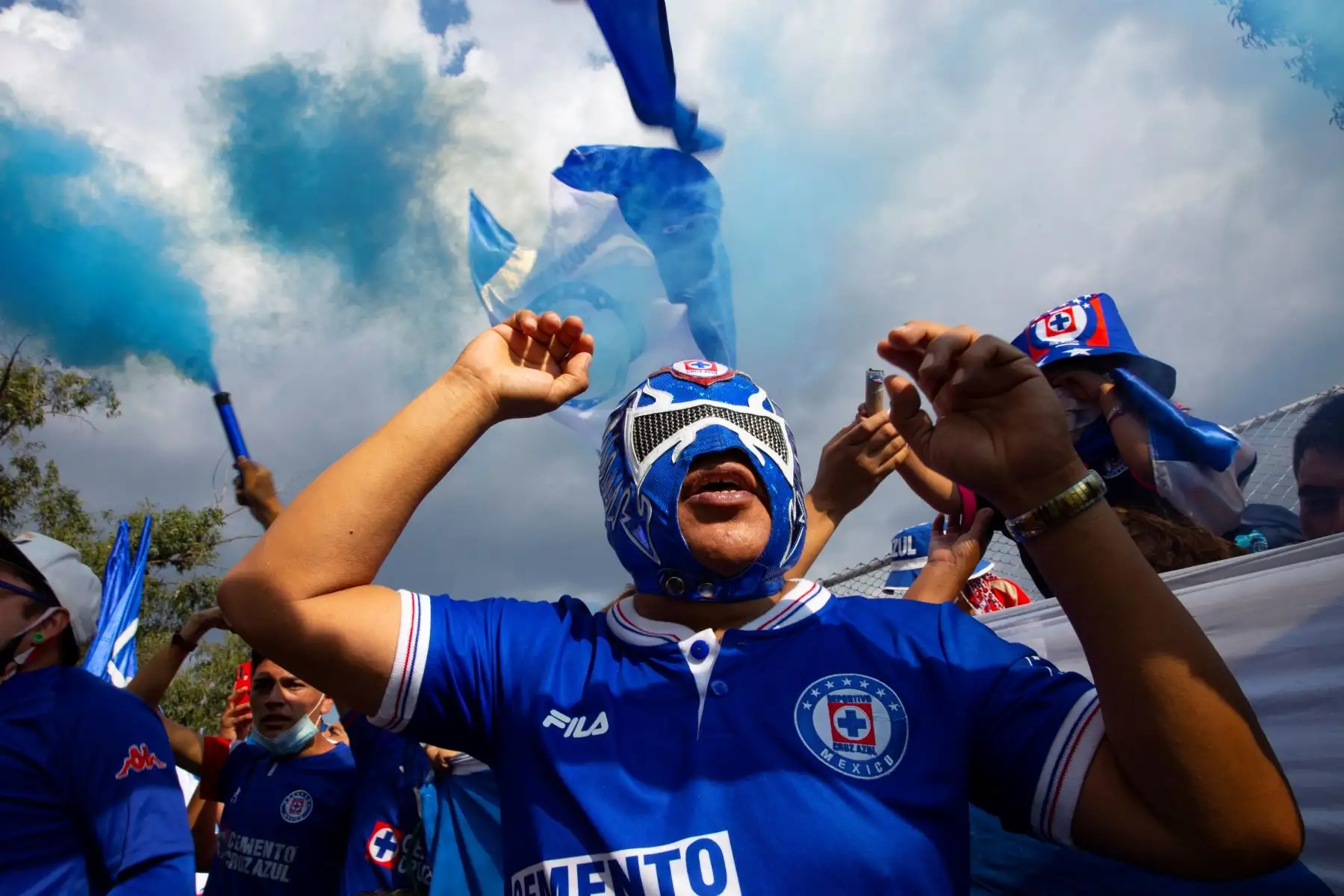 Aficionados de Cruz Azul animan  a su equipo durante la final del fútbol mexicano contra Santos a disputarse en el estadio Azteca, en Ciudad de México. Foto: EFE