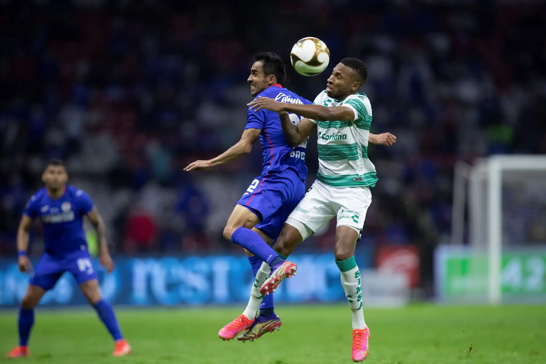 El jugador Rafael Baca (i) de Cruz Azul y Eduard Preciado (d) de Santos, disputan el balón durante el juego de vuelta de la final del torneo Clausura 2021 del fútbol mexicano en el estadio Azteca, en Ciudad de México. Foto: EFE