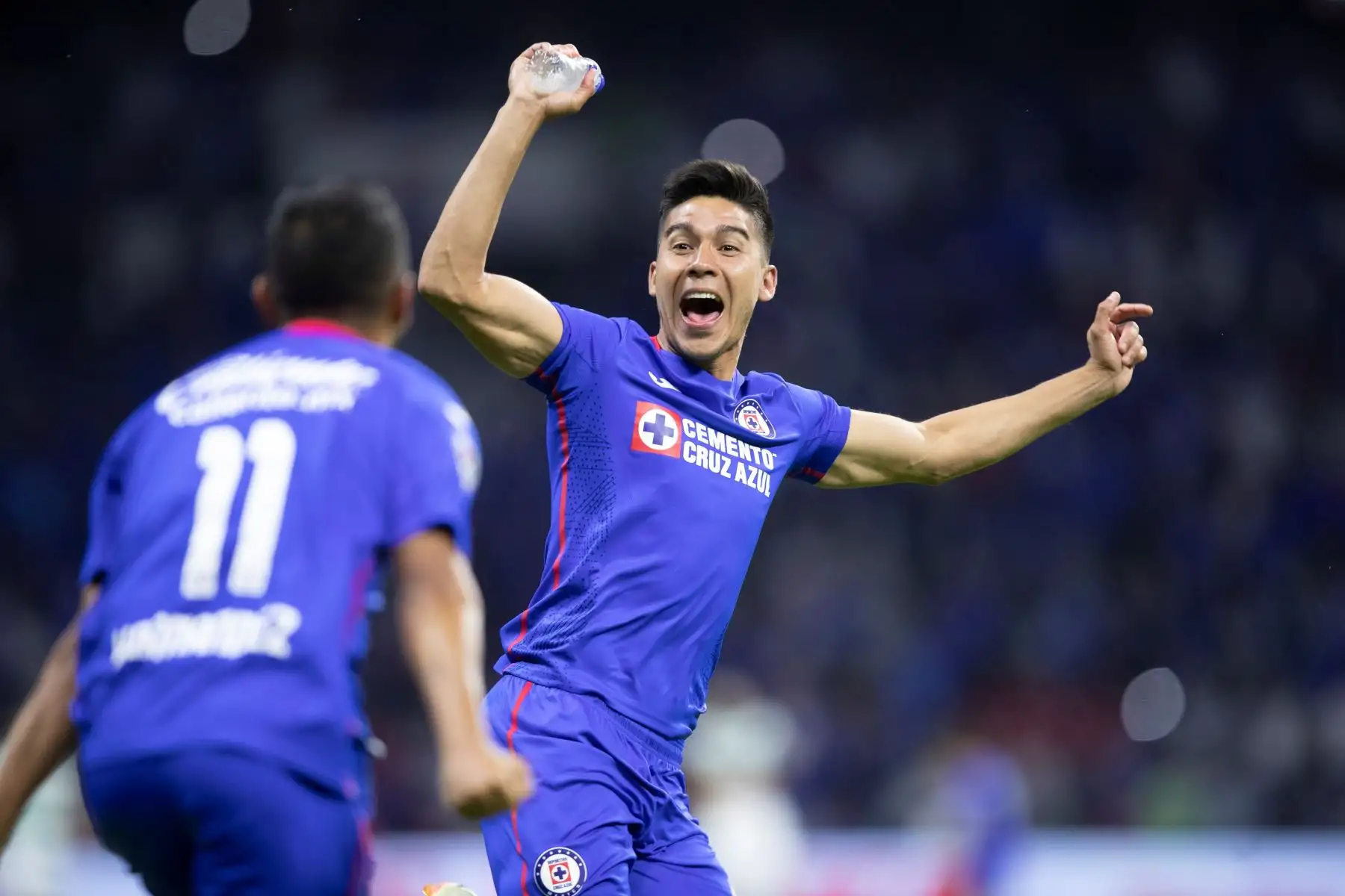 El jugador Guillermo Fernández de Cruz Azul festeja el triunfo ante Santos, durante el juego de vuelta de la final del torneo Clausura 2021 del fútbol mexicano en el estadio Azteca, en Ciudad de México. Foto: EFE