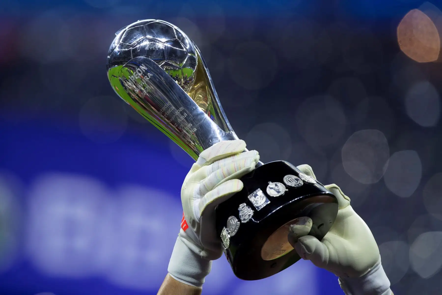 Un jugador levanta el trofeo de campeón del equipo Cruz Azul, al termino del juego de vuelta de la final del torneo Clausura 2021 del fútbol mexicano en el estadio Azteca, en Ciudad de México. Foto: EFE