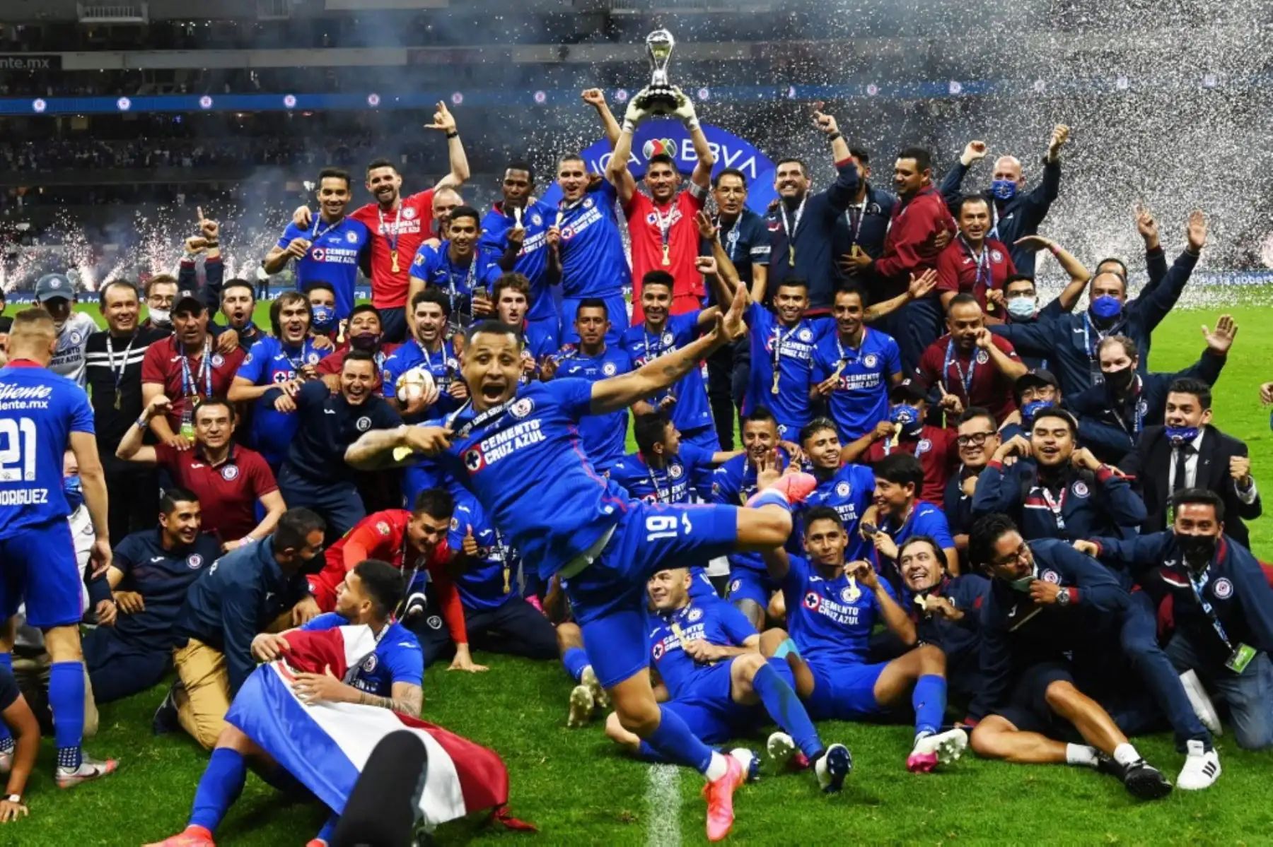 El capitán de Cruz Azul Jesús Corona y sus compañeros celebran con el trofeo luego de ganar el partido de fútbol de la final del Clausura mexicano . Foto: AFP