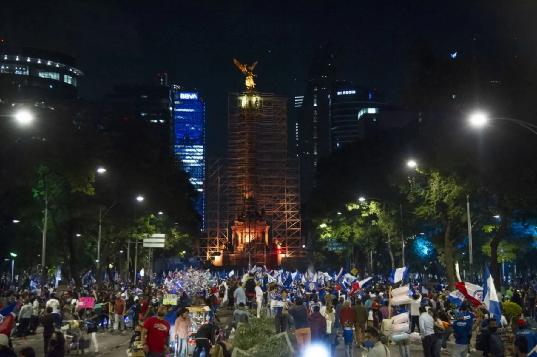 Partidarios del equipo de fútbol Cruz Azul se reúnen frente al monumento "Ángel de la Independencia" para celebrar la victoria en el torneo de fútbol Clausura mexicano en la Ciudad de México. Foto: AFP