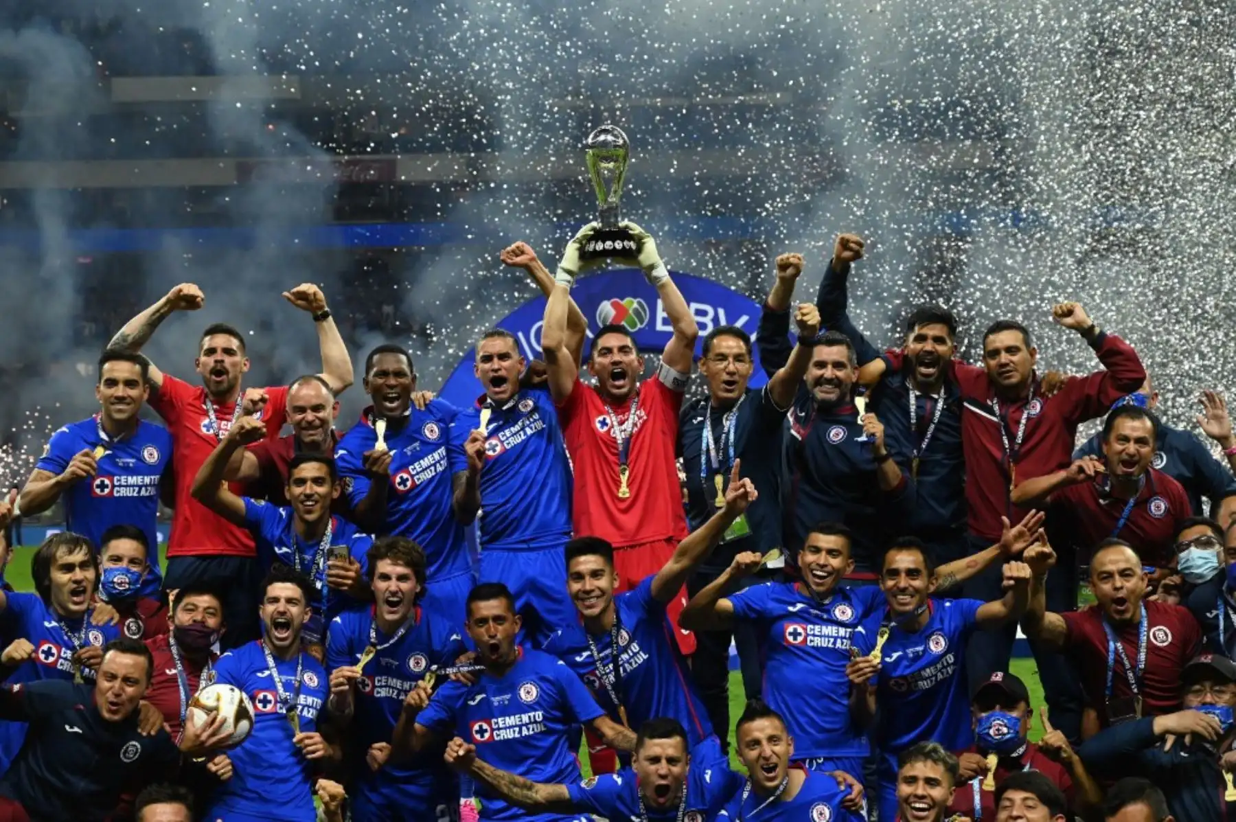 El capitán de Cruz Azul Jesús Corona y sus compañeros celebran con el trofeo luego de ganar el partido de fútbol de la final del Clausura mexicano . Foto: AFP