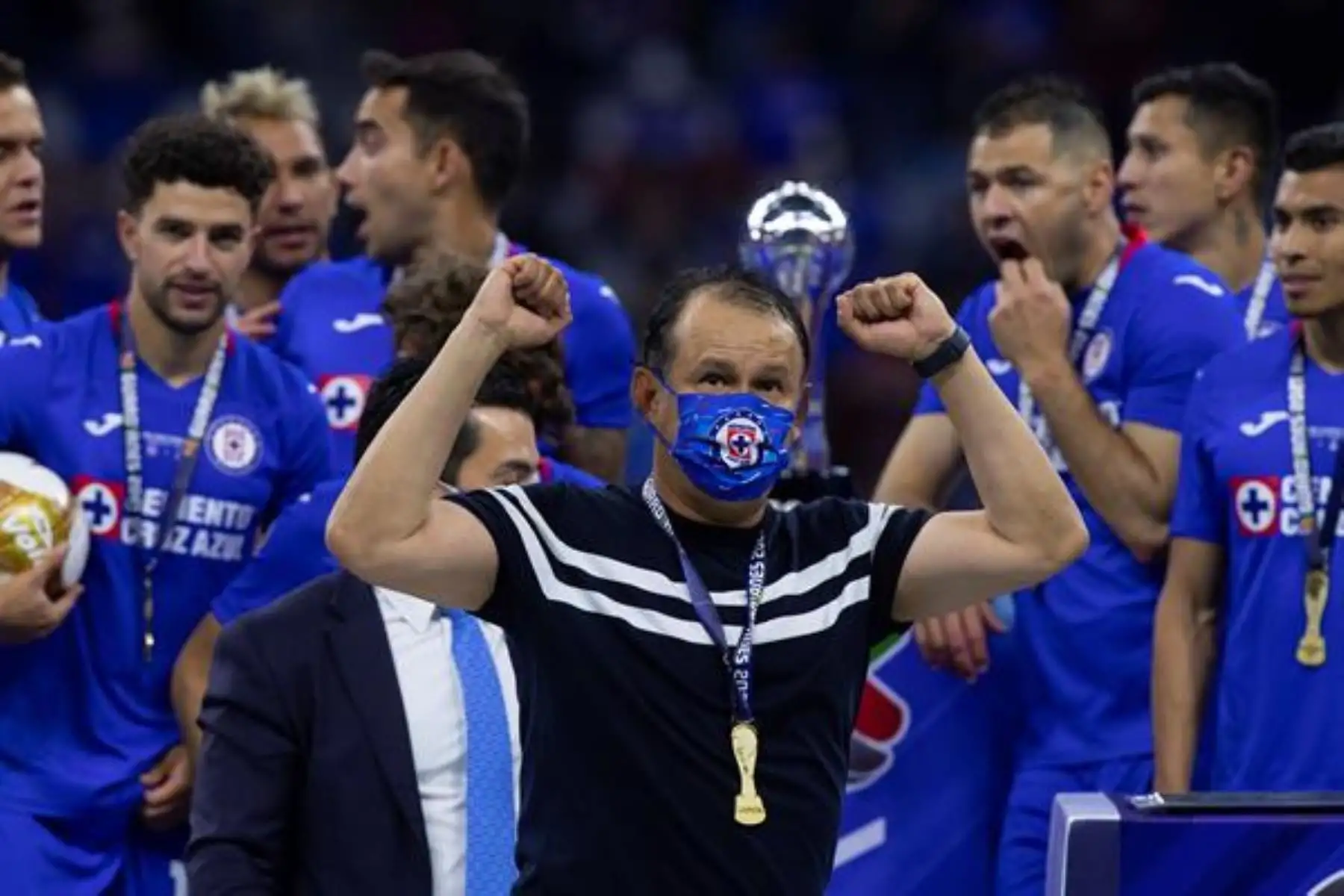 Juan Reynoso entrenador de Cruz Azul celebra con su medalla de campeón, la obtención del título de liga al termino del juego de vuelta de la final del torneo Clausura 2021 del fútbol mexicano. Foto: EFE