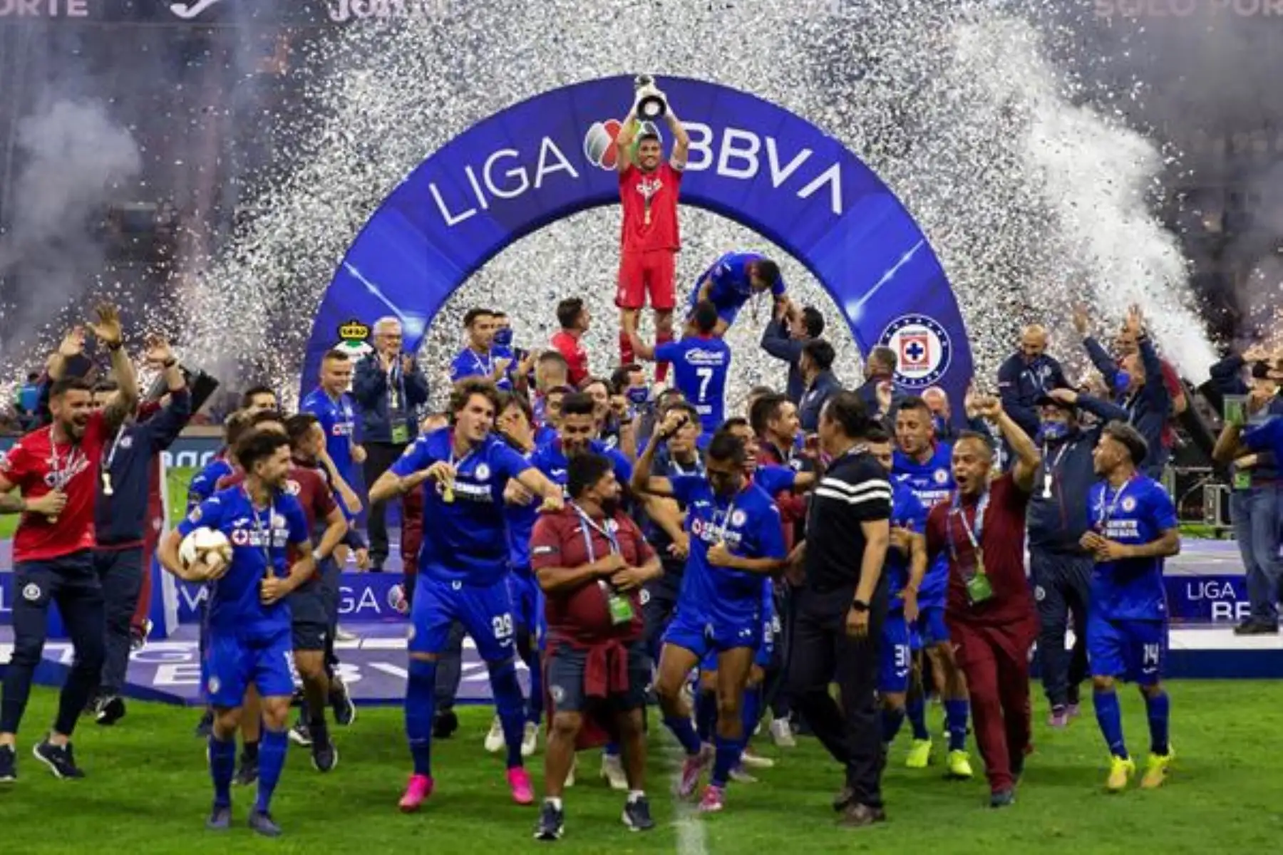Jugadores de Cruz Azul festejan con el trofeo de campeones, la obtención del título de liga, al termino del juego de vuelta de la final del torneo Clausura 2021 del fútbol mexicano en el estadio Azteca.Foto: EFE