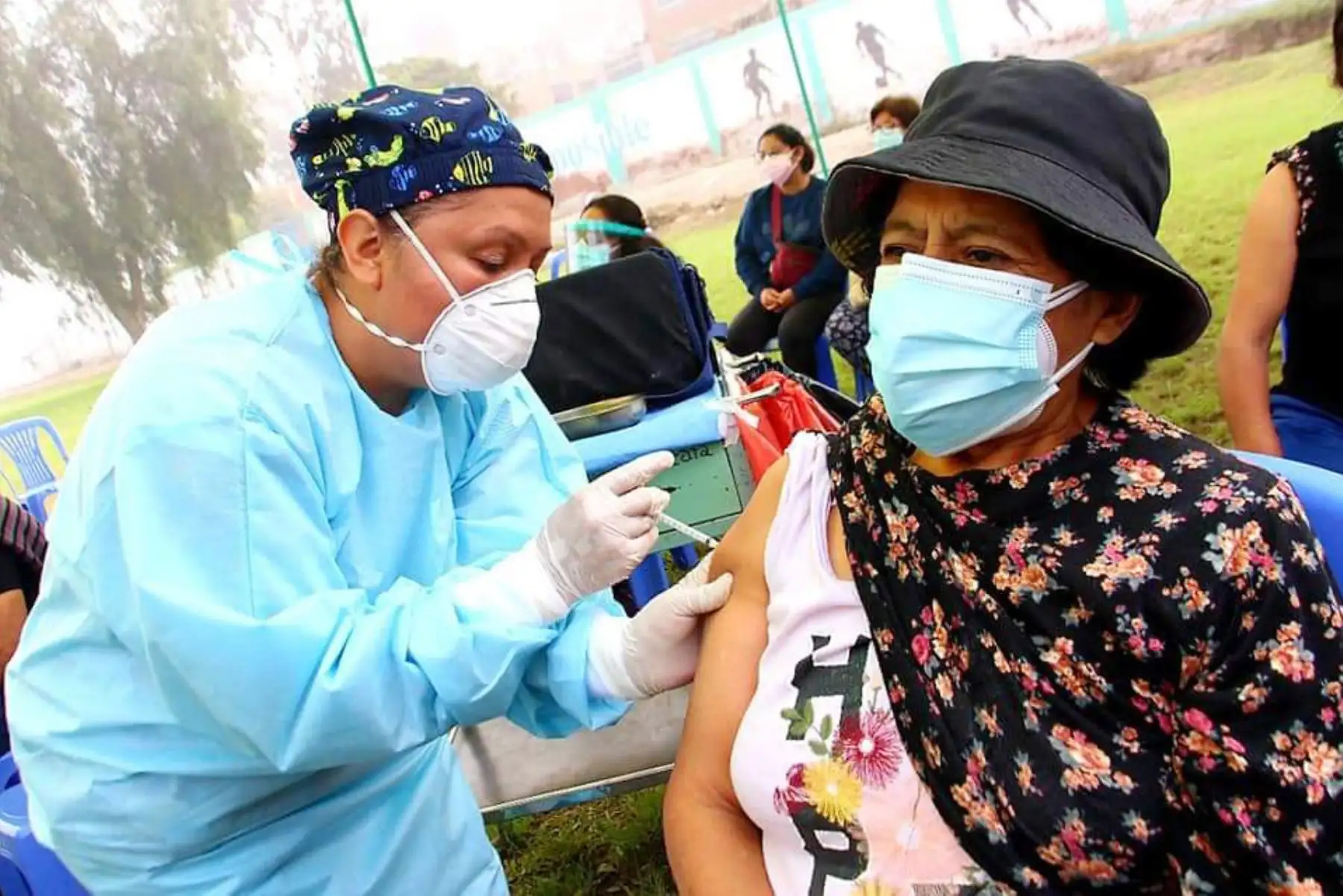 Vacunación contra la covid - 19  a los adultos mayores de 63 y 64 años de Lima y Callao. Más de 30 000 ciudadanos programados se acercaron a los centros de vacunación para recibir su primera dosis. 
Foto: Minsa