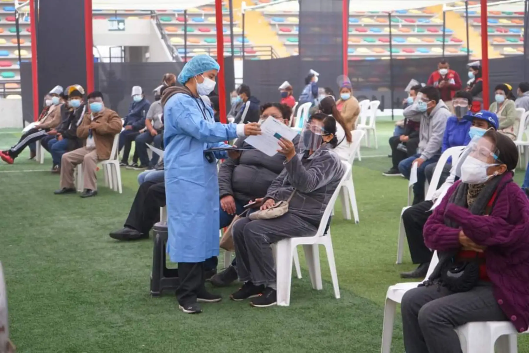 Vacunación contra la covid - 19  a los adultos mayores de 63 y 64 años de Lima y Callao. Más de 30 000 ciudadanos programados se acercaron a los centros de vacunación para recibir su primera dosis. 
Foto: Minsa