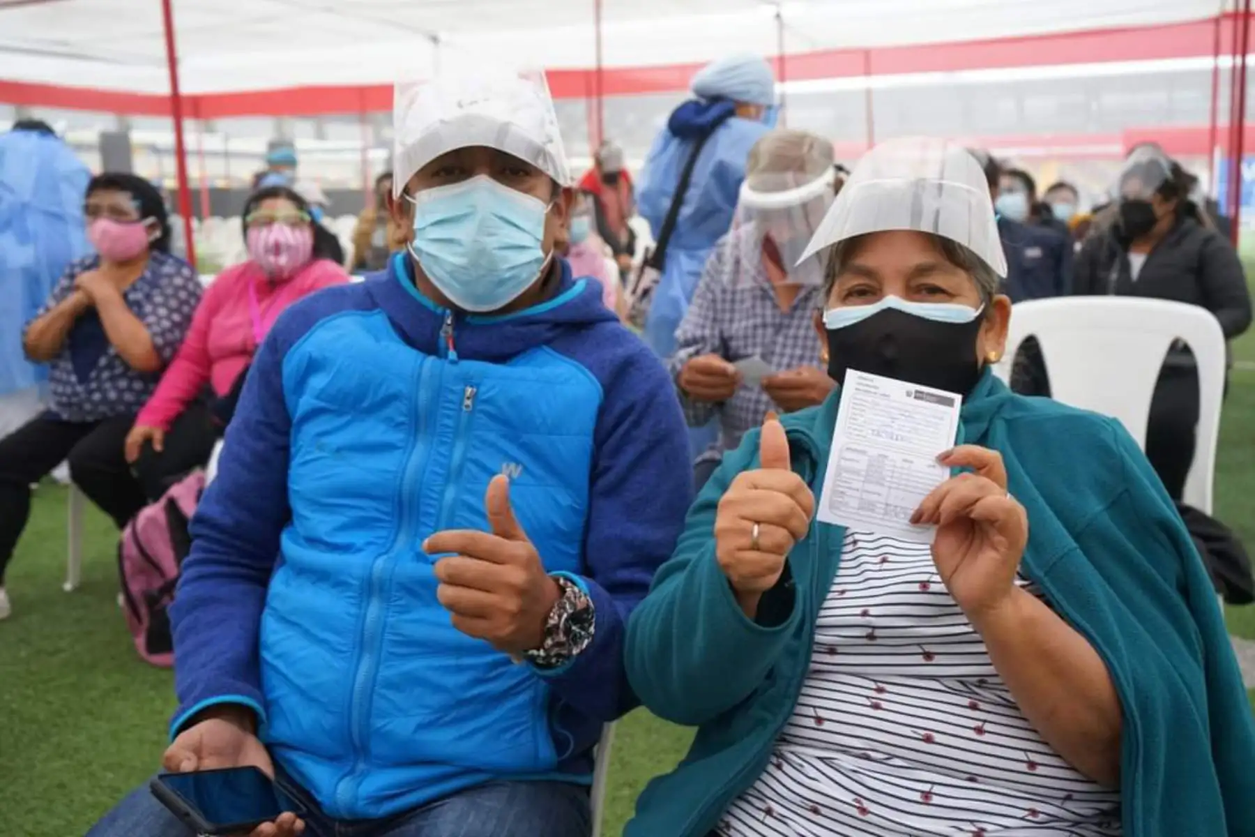 Vacunación contra la covid - 19  a los adultos mayores de 63 y 64 años de Lima y Callao. Más de 30 000 ciudadanos programados se acercaron a los centros de vacunación para recibir su primera dosis. 
Foto: Minsa