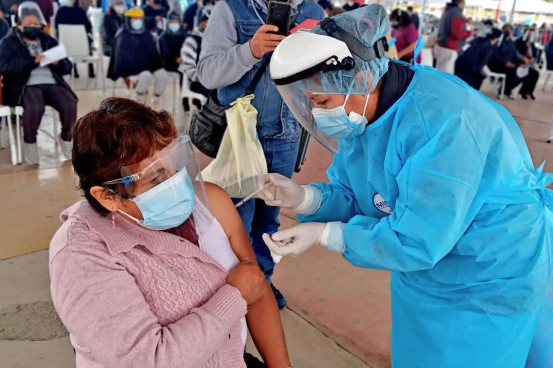 Vacunación contra la covid - 19  a los adultos mayores de 63 y 64 años de Lima y Callao. Más de 30 000 ciudadanos programados se acercaron a los centros de vacunación para recibir su primera dosis. 
Foto: Minsa