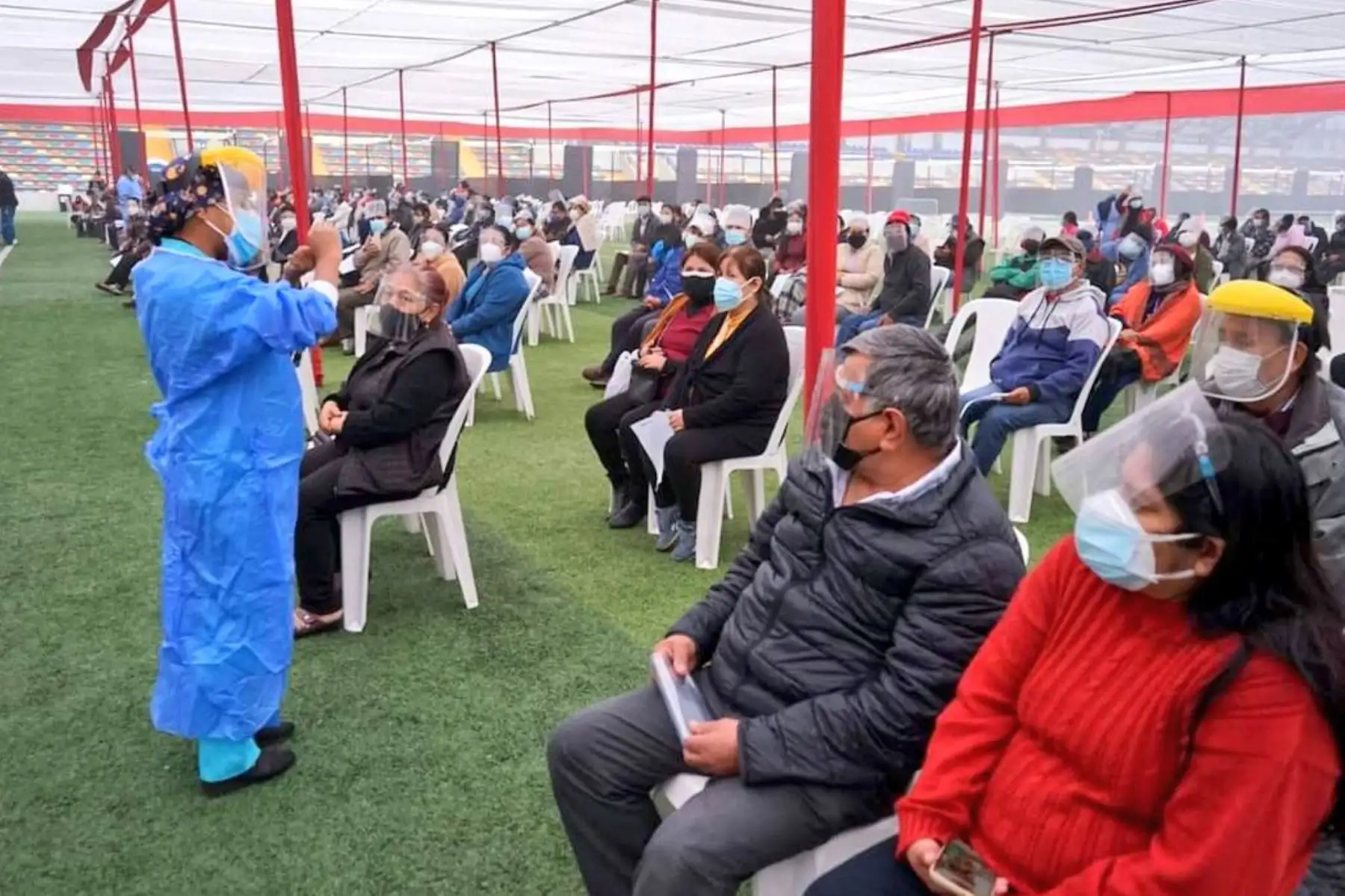 Vacunación contra la covid - 19  a los adultos mayores de 63 y 64 años de Lima y Callao. Más de 30 000 ciudadanos programados se acercaron a los centros de vacunación para recibir su primera dosis. 
Foto: Minsa
