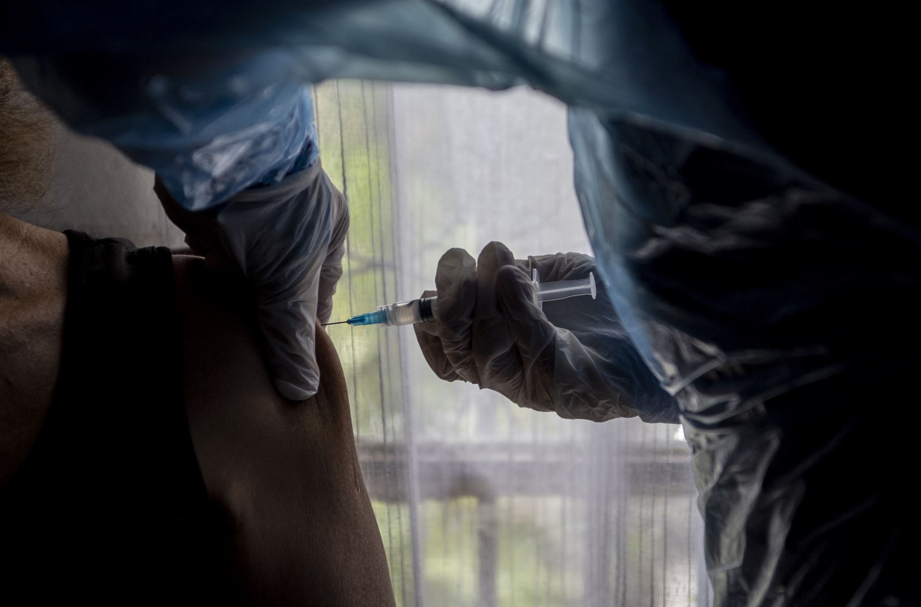 Chile lleva adelante un exitoso proceso de vacunación con más de 7.9 millones de personas inoculadas con dos dosis, lo que representa el 52.3% de la población objetivo. Foto: AFP