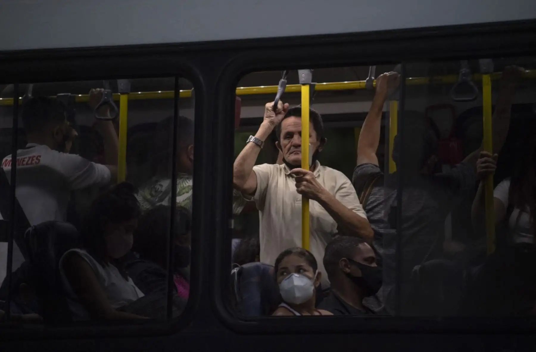 Un hombre que no usa mascarilla viaja en un autobús de transporte público lleno de gente durante la pandemia de COVID-19 en el barrio de Laranjeiras en Río de Janeiro, Brasil. Foto: AFP