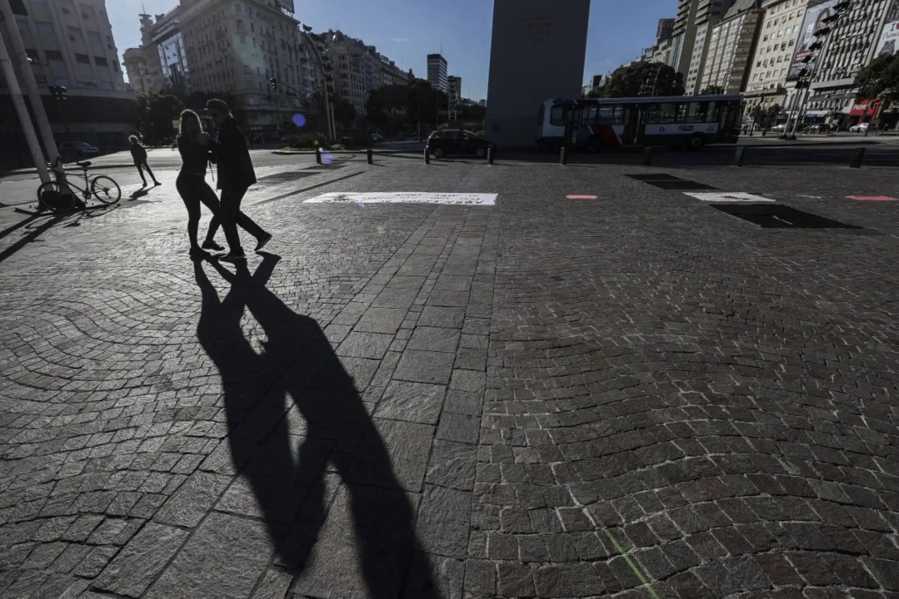 Milonga -género musical folclórico similar al tango- bailadores actúan durante una protesta bajo el lema "En defensa del abrazo y el tango como actividad recreativa en espacios públicos" junto al obelisco en Buenos Aires. Foto: AFP